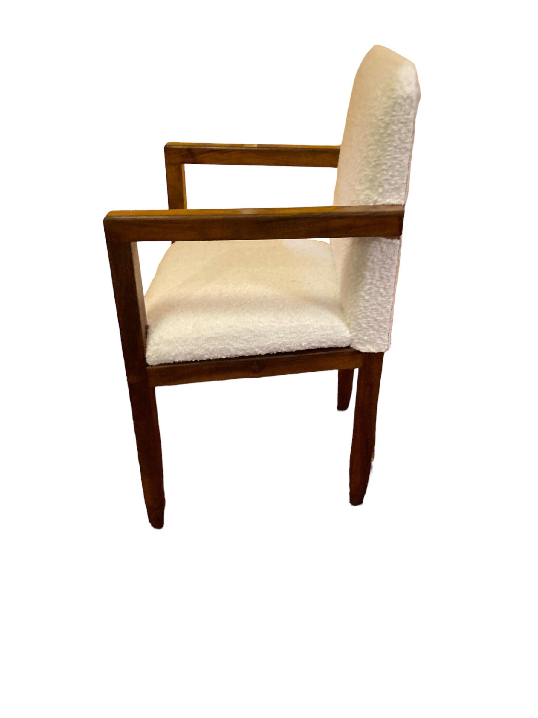 Paire de fauteuils Art Déco encadrés en acajou, tissu d'ameublement bouclé blanc des années 1920 en vente 3
