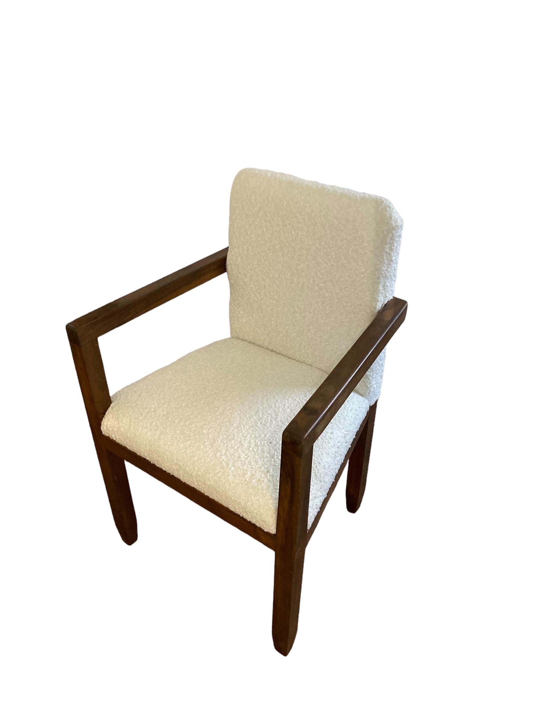 Britannique Paire de fauteuils Art Déco encadrés en acajou, tissu d'ameublement bouclé blanc des années 1920 en vente