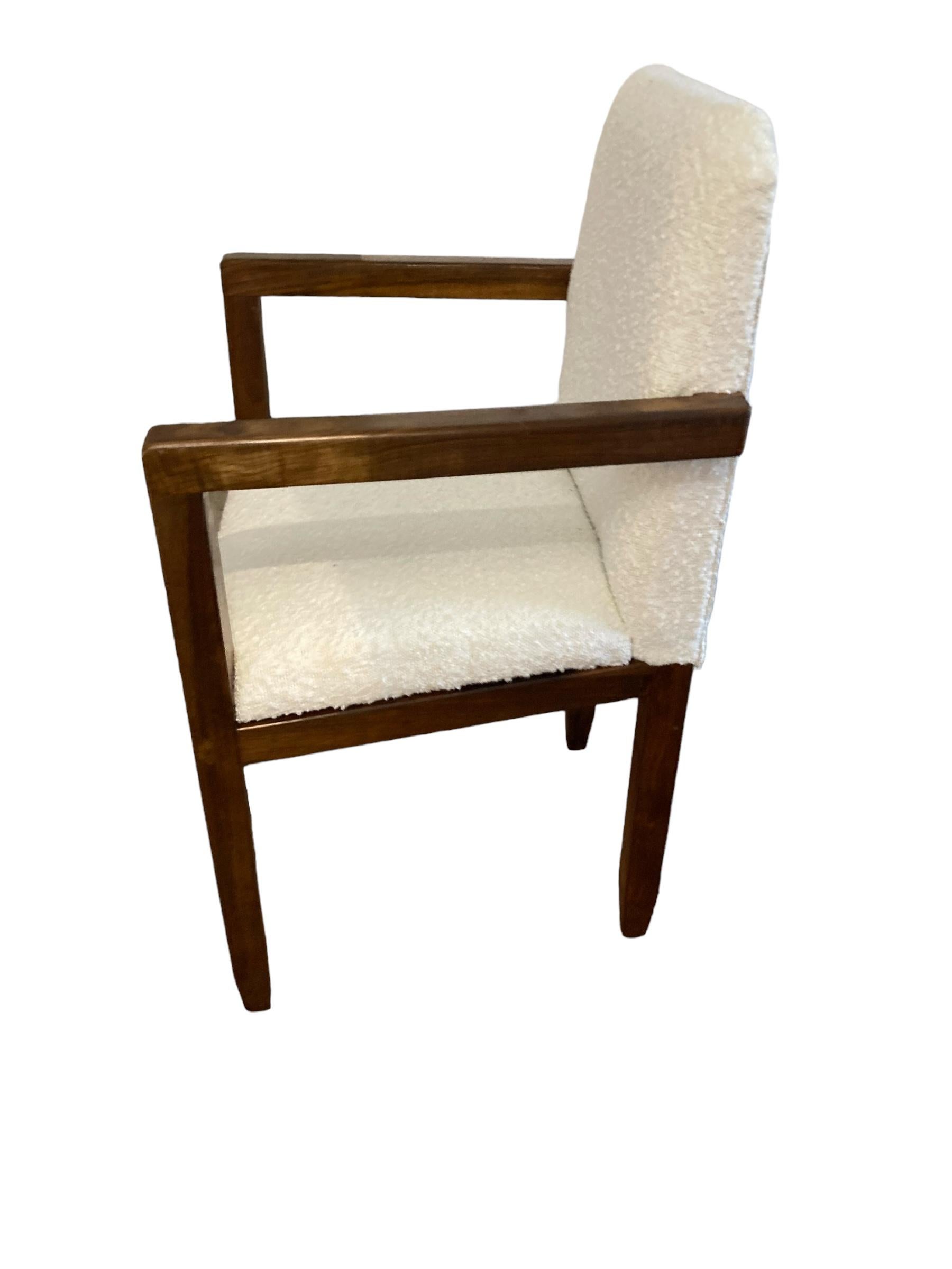 Paire de fauteuils Art Déco encadrés en acajou, tissu d'ameublement bouclé blanc des années 1920 Bon état - En vente à Bishop's Stortford, GB