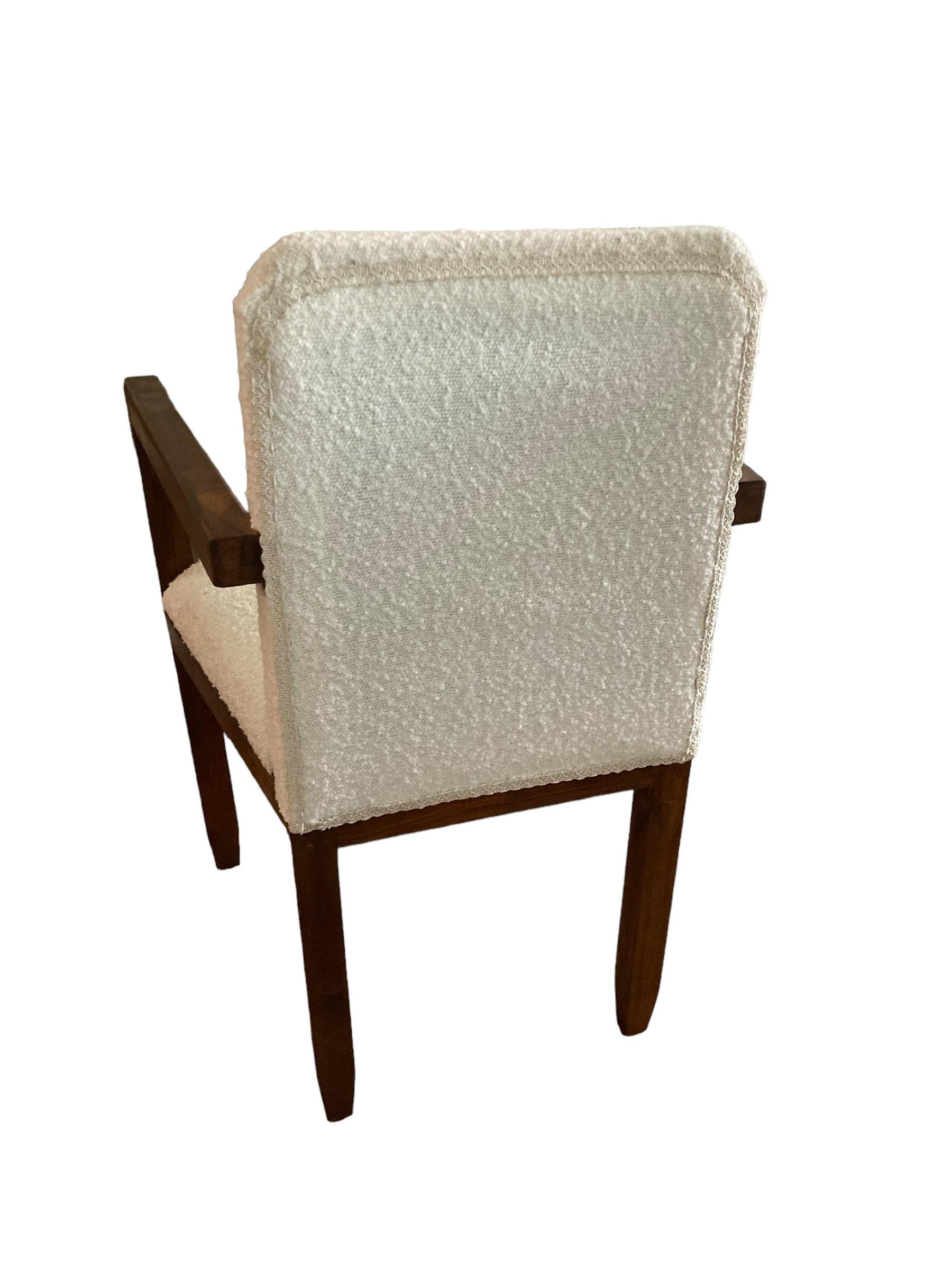 20ième siècle Paire de fauteuils Art Déco encadrés en acajou, tissu d'ameublement bouclé blanc des années 1920 en vente