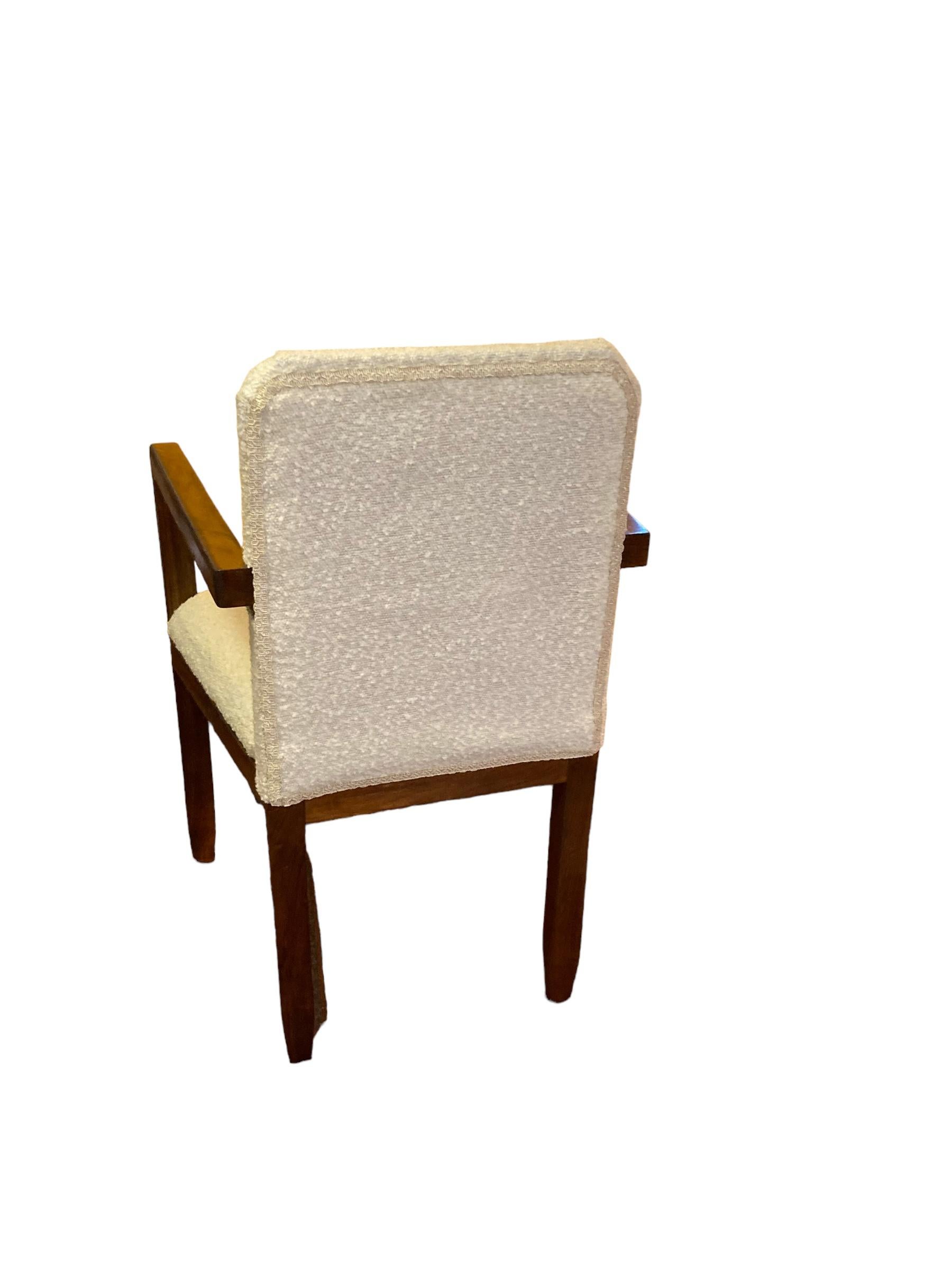 Bouclé Paire de fauteuils Art Déco encadrés en acajou, tissu d'ameublement bouclé blanc des années 1920 en vente