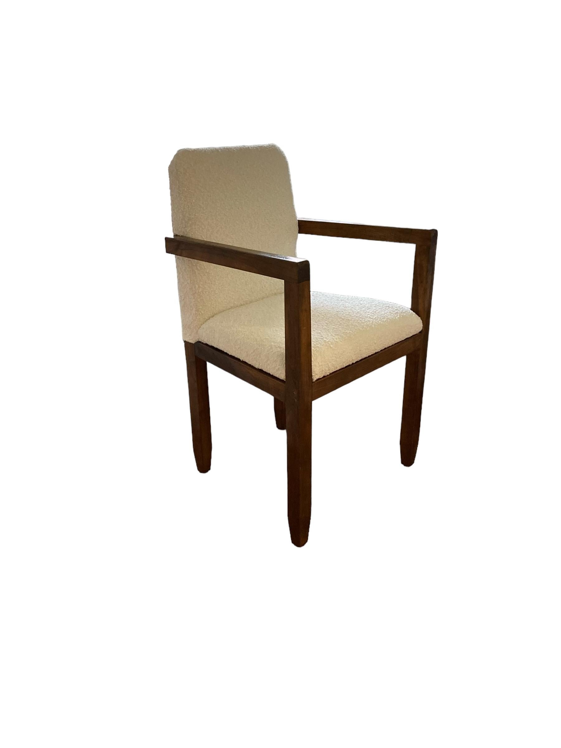 Paire de fauteuils Art Déco encadrés en acajou, tissu d'ameublement bouclé blanc des années 1920 en vente 1