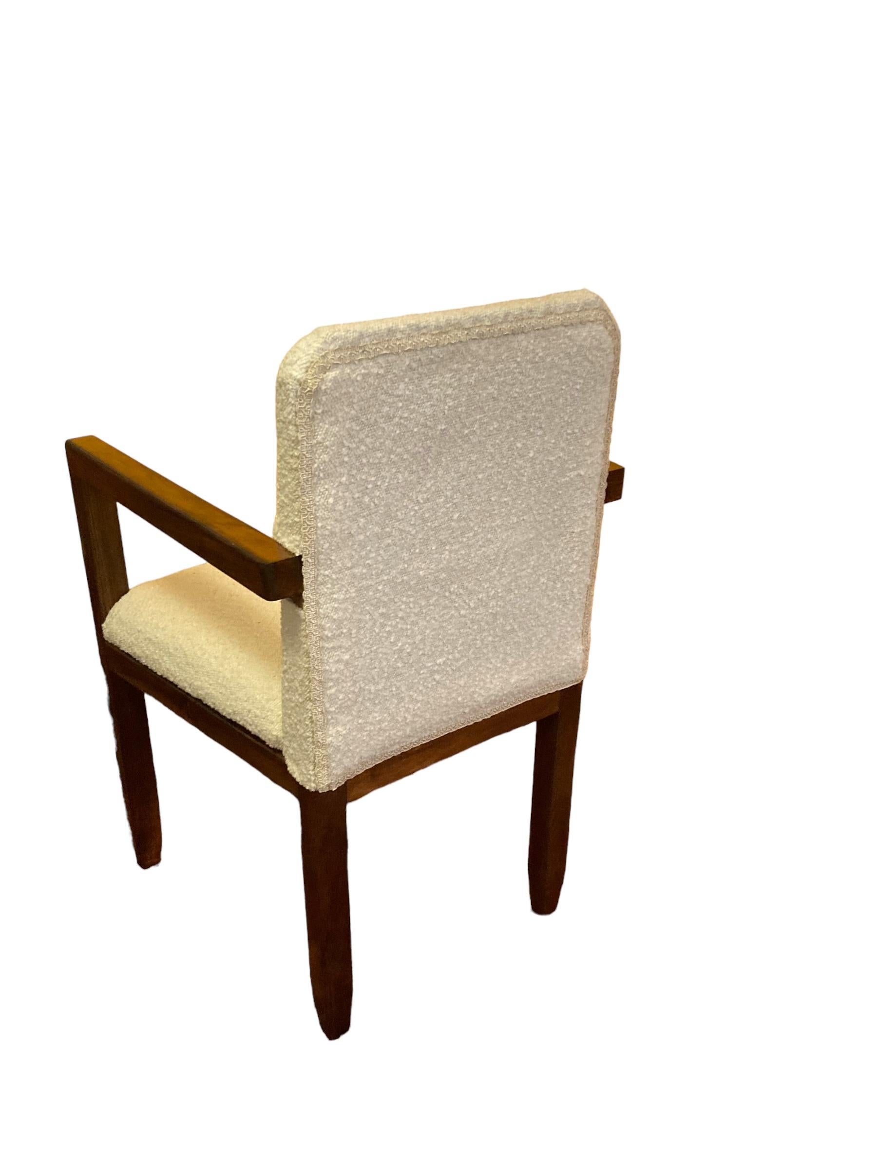 Paire de fauteuils Art Déco encadrés en acajou, tissu d'ameublement bouclé blanc des années 1920 en vente 2