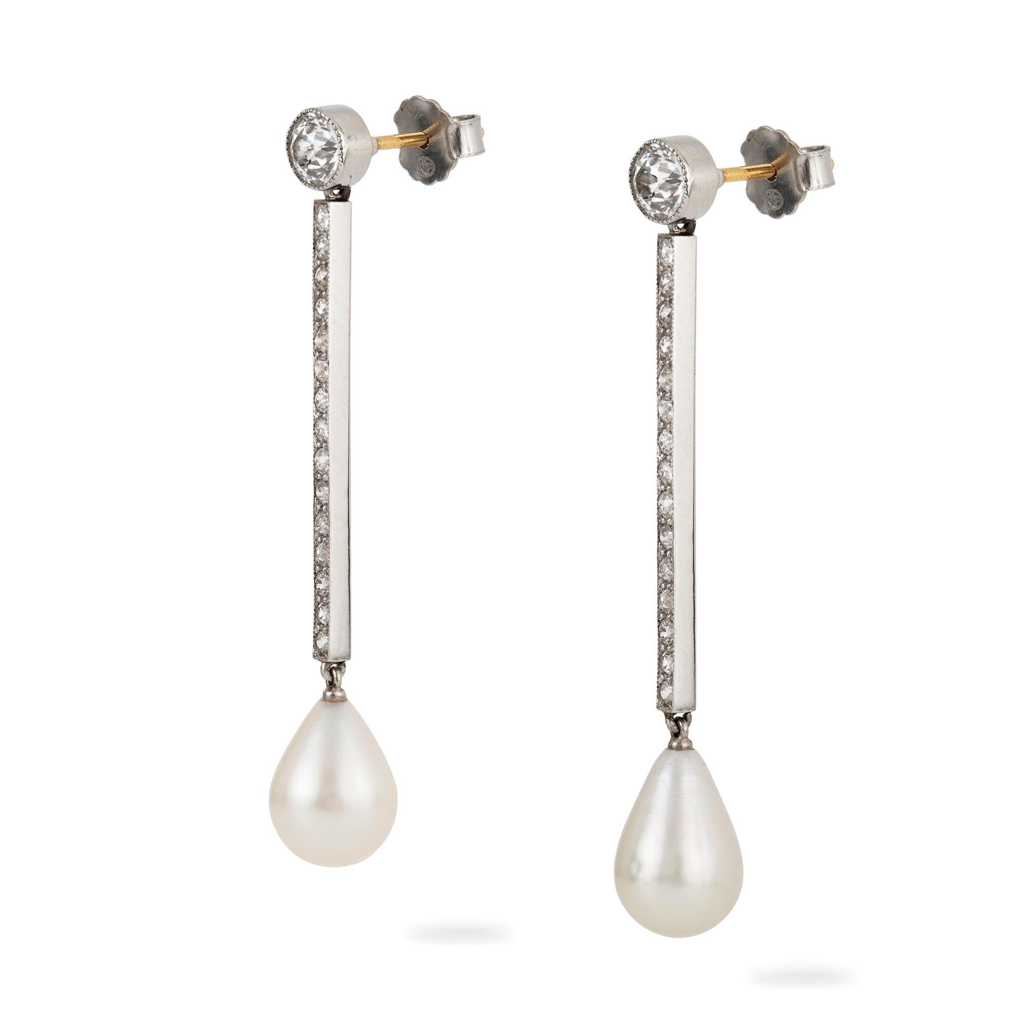 Ein Paar Art-Déco-Ohrringe aus natürlichen Perlen und Diamanten, die tropfenförmigen natürlichen Salzwasserperlen wiegen zusammen 8,47 Karat, begleitet von einem Bericht des Gem & Pearl Laboratory. Sie hängen jeweils an einer Reihe von