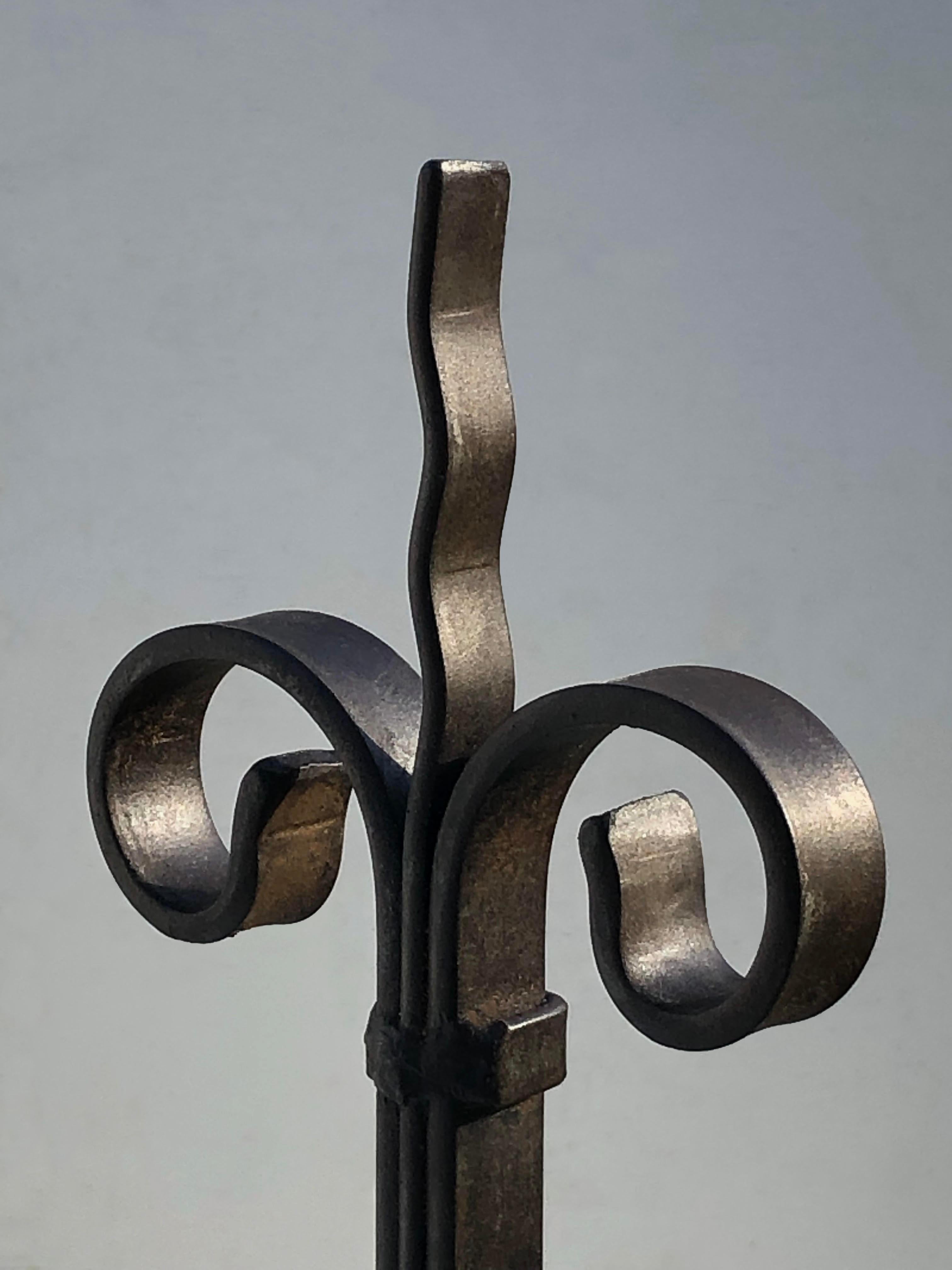 Néoclassique Paire de fer forgé ART-DECO NEOCLASSICAL SHABBY-CHIC  ANDIRONS, France 1930 en vente