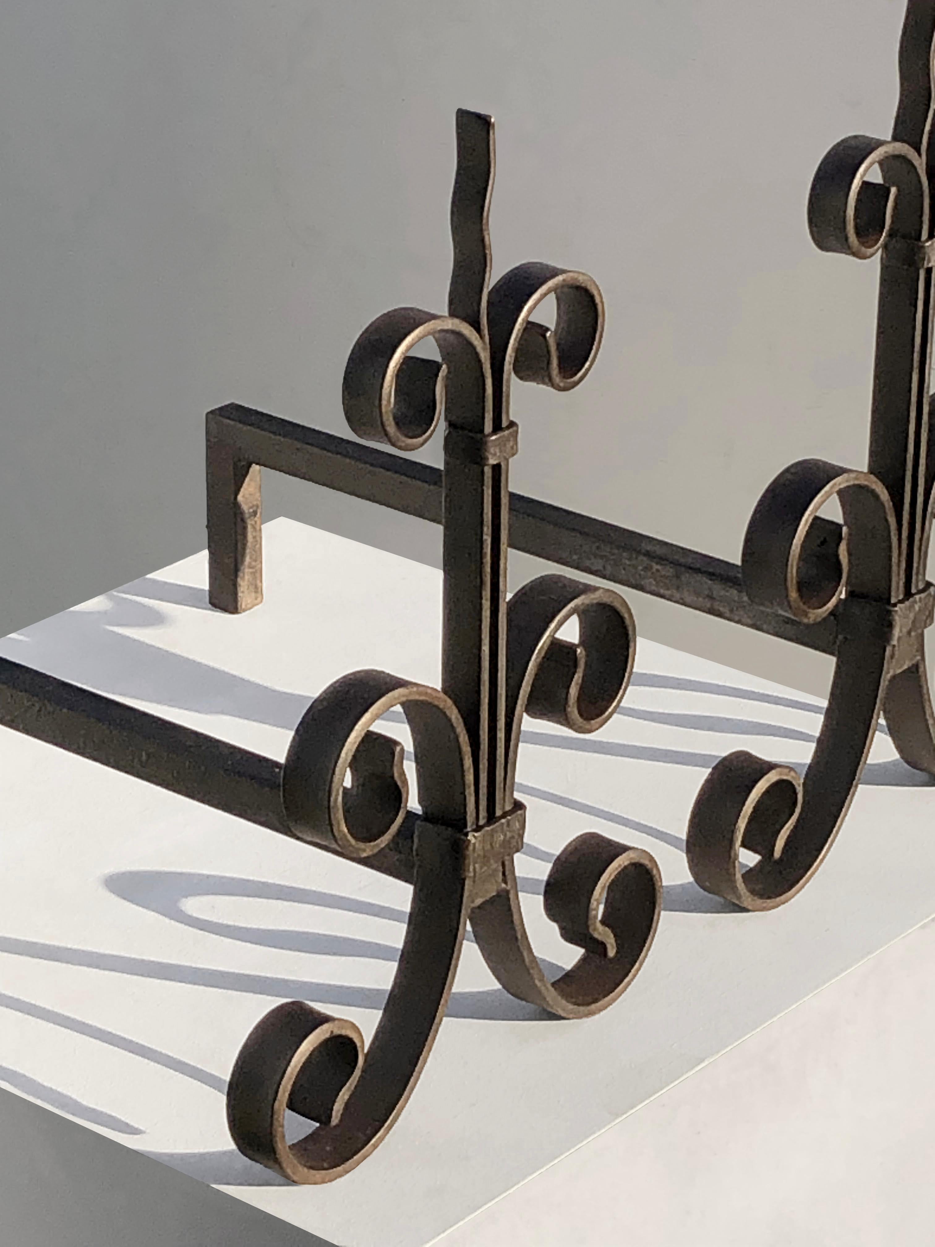 Français Paire de fer forgé ART-DECO NEOCLASSICAL SHABBY-CHIC  ANDIRONS, France 1930 en vente