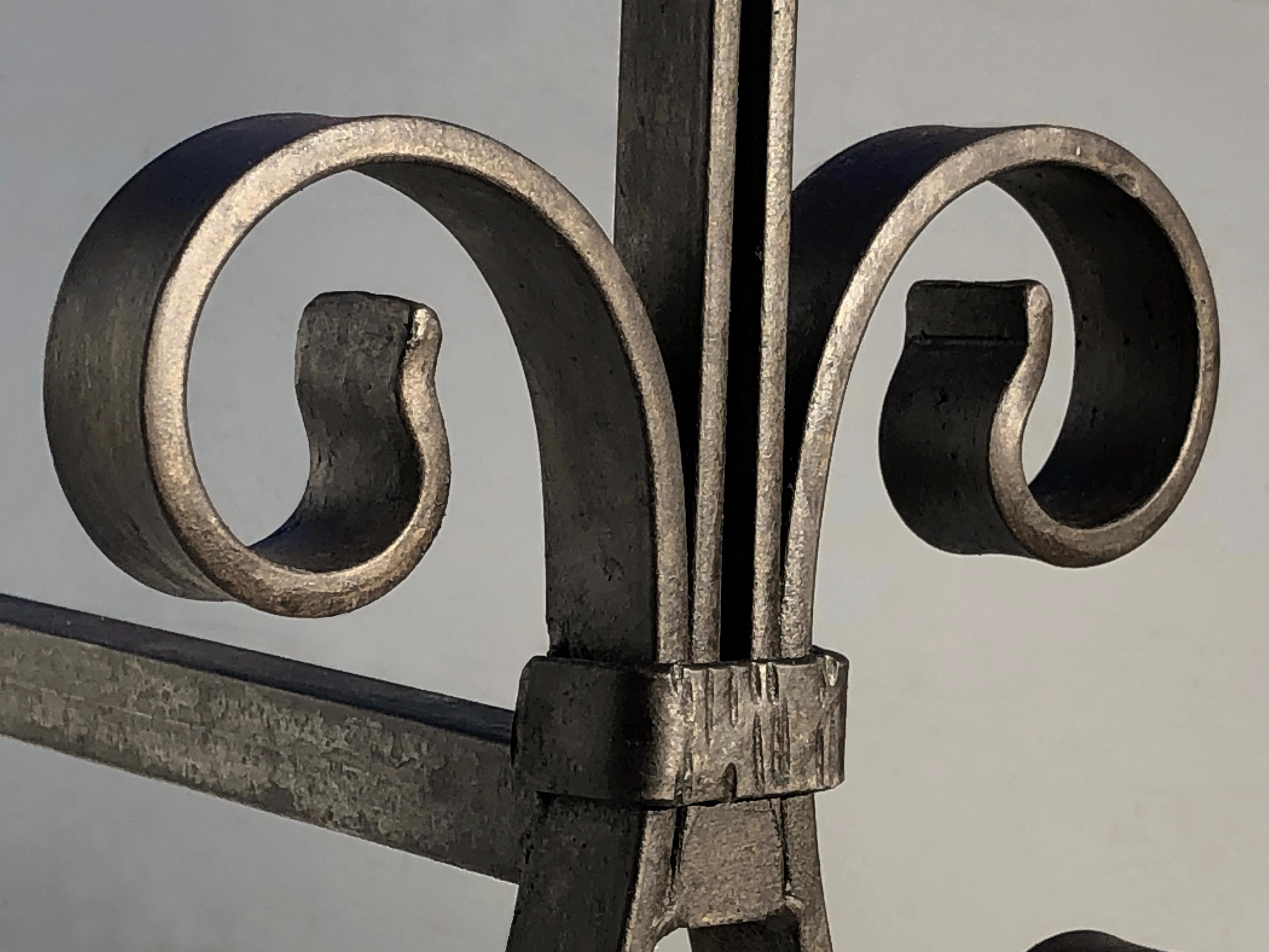 Paire de fer forgé ART-DECO NEOCLASSICAL SHABBY-CHIC  ANDIRONS, France 1930 en vente 1