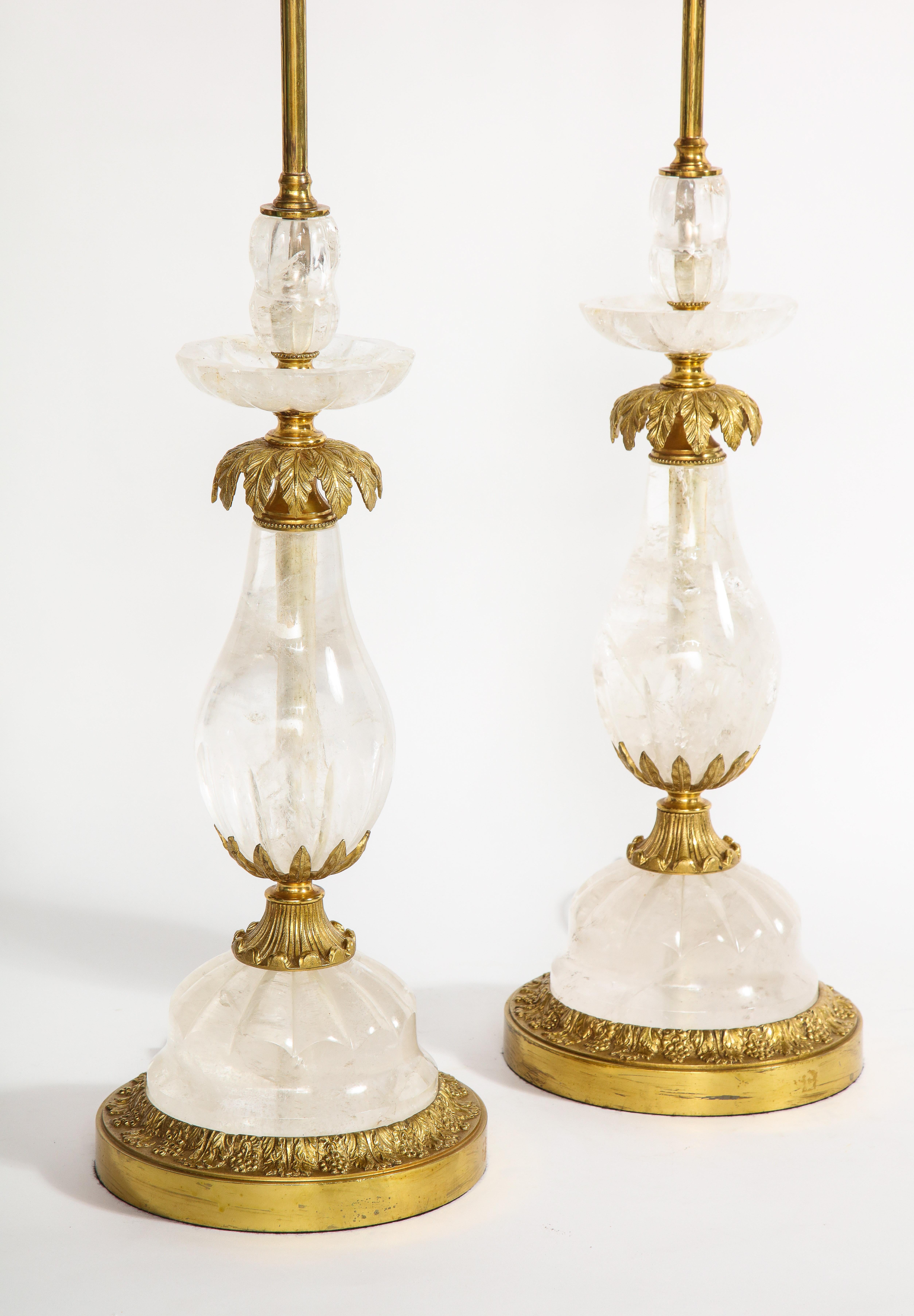 Sculpté à la main Paire de lampes Art Déco en cristal de roche et quartz montées sur bronze doré en forme de palmier en vente