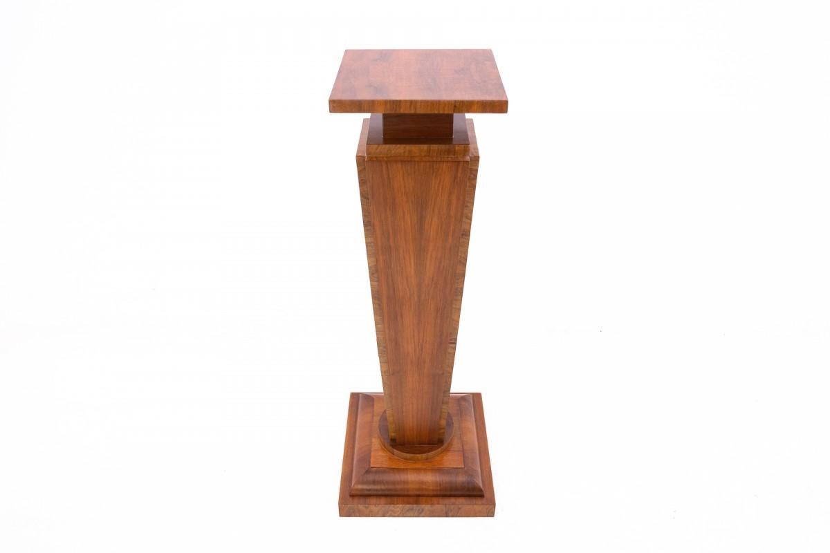 Art Deco pedestals from around 1940.

Columns with a geometric form characteristic of the Art Deco style.
Columns made of walnut with beautiful grain. Columns can serve as a place to place flowers or various decorations.

Dimensions: H 107 cm / W 39