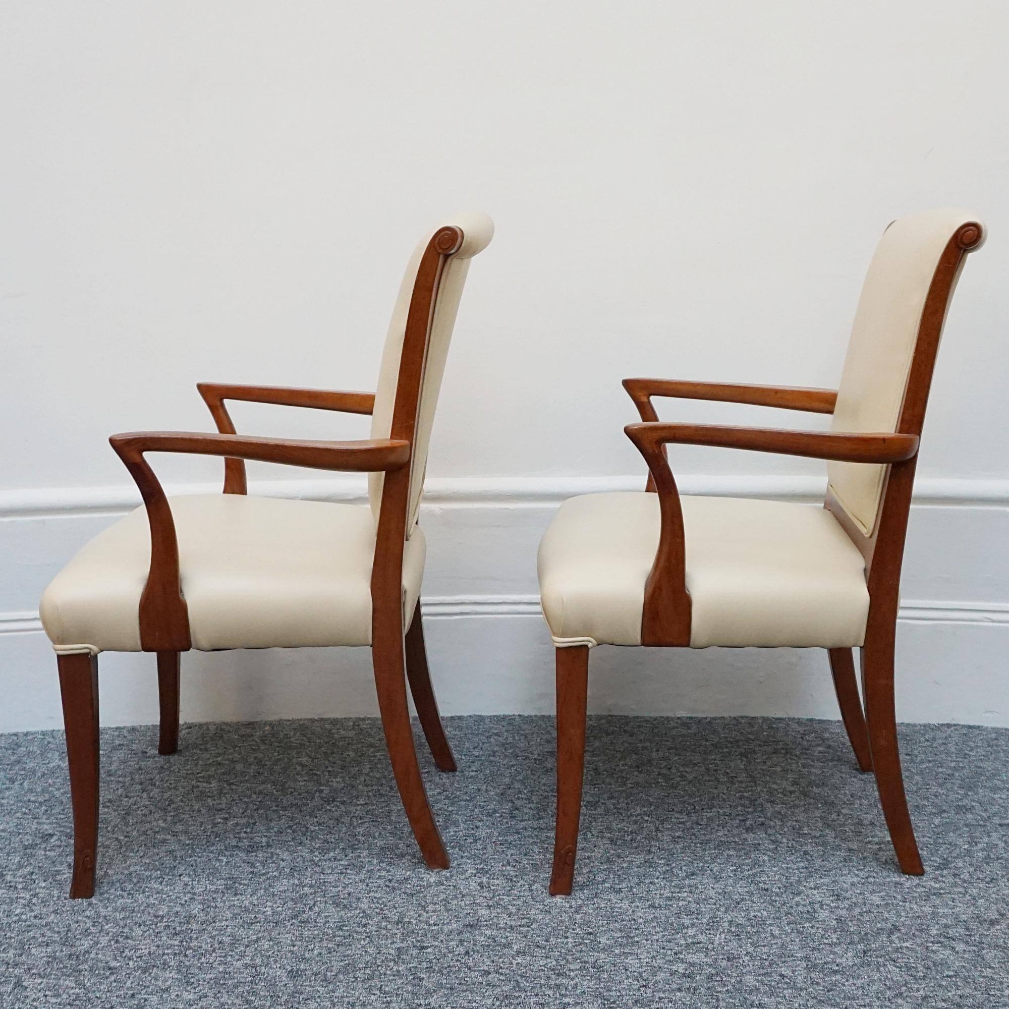 Milieu du XXe siècle Paire de chaises d'appoint Art Déco en noyer massif en vente