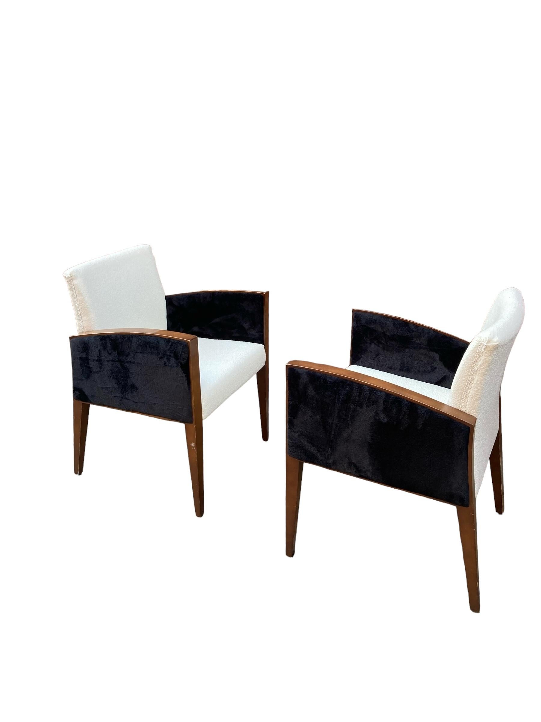 Coppia di poltrone in stile Art Déco, tappezzate in tessuto boucle bianco, fianchi in velluto nero, struttura originale in mogano. Queste sedie sono caratterizzate da un design accattivante che combina un'estetica moderna con un comfort classico. I