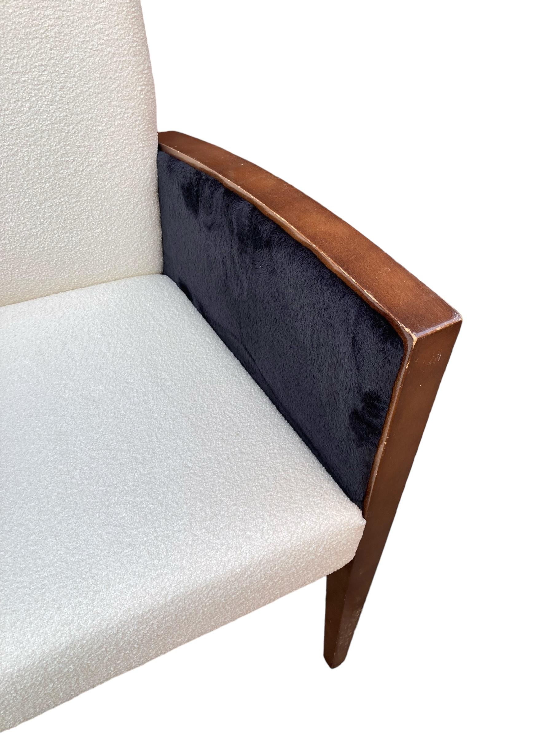 Britannico Una coppia di poltrone in stile Art Déco  Rivestito in tessuto bouclé bianco in vendita