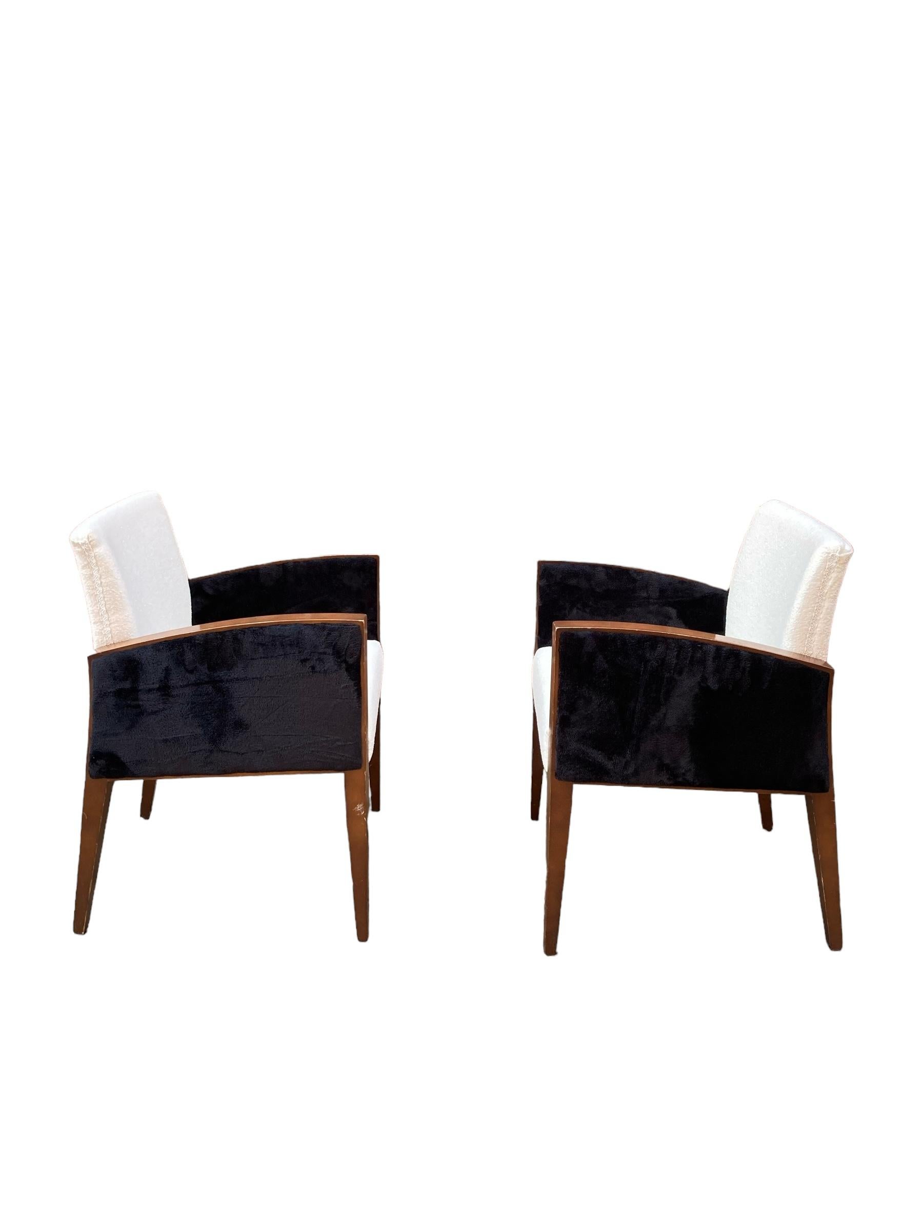 XX secolo Una coppia di poltrone in stile Art Déco  Rivestito in tessuto bouclé bianco in vendita