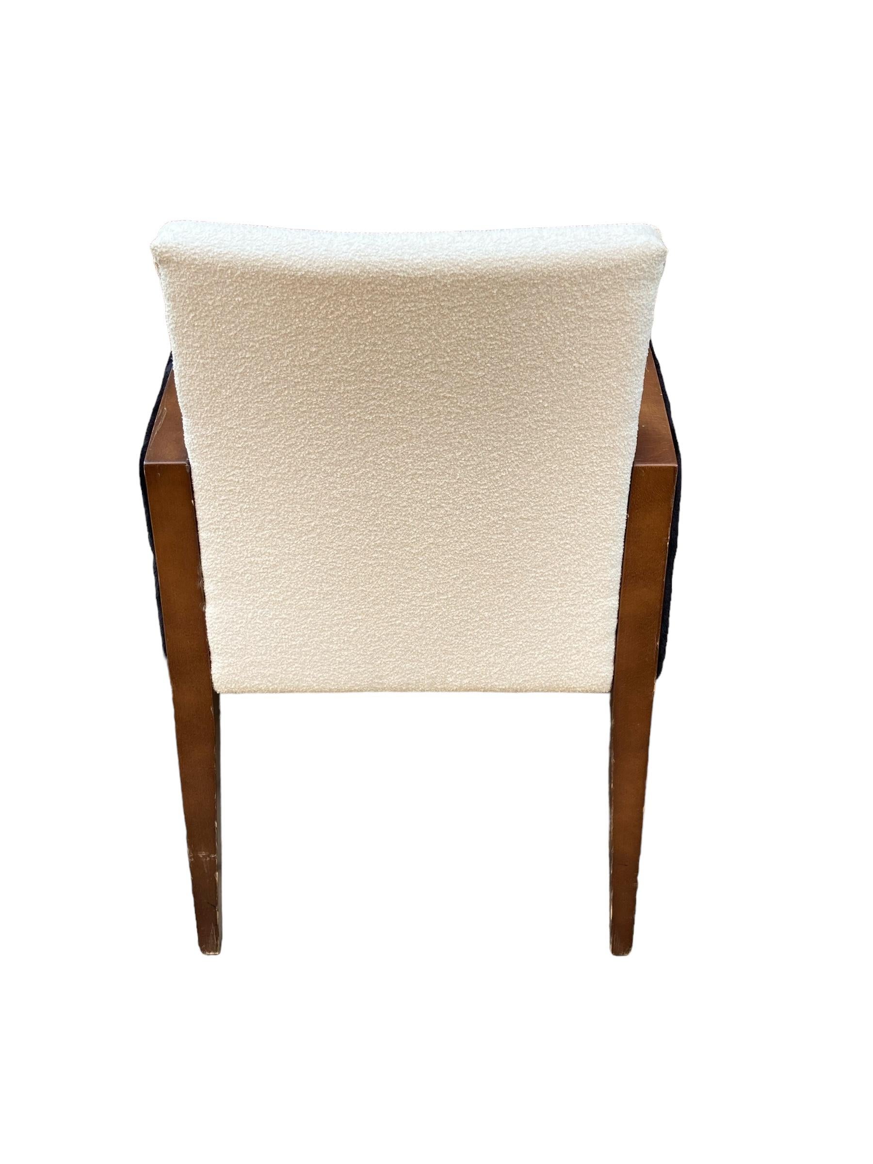 Una coppia di poltrone in stile Art Déco  Rivestito in tessuto bouclé bianco in vendita 1