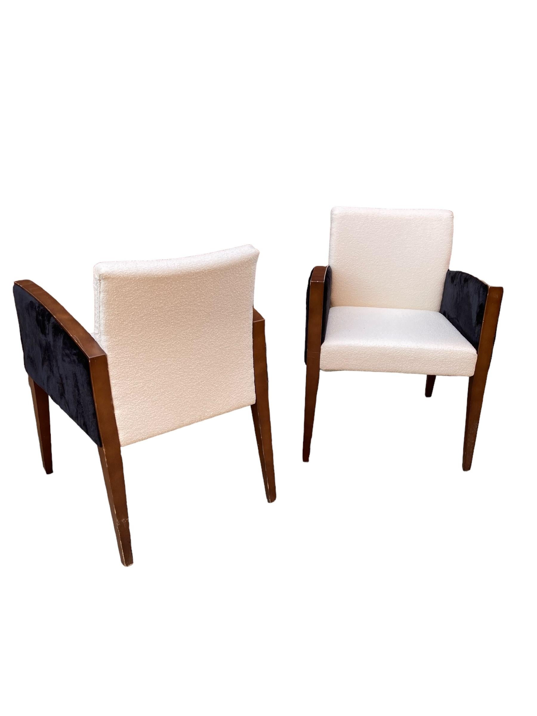 Una coppia di poltrone in stile Art Déco  Rivestito in tessuto bouclé bianco in vendita 2