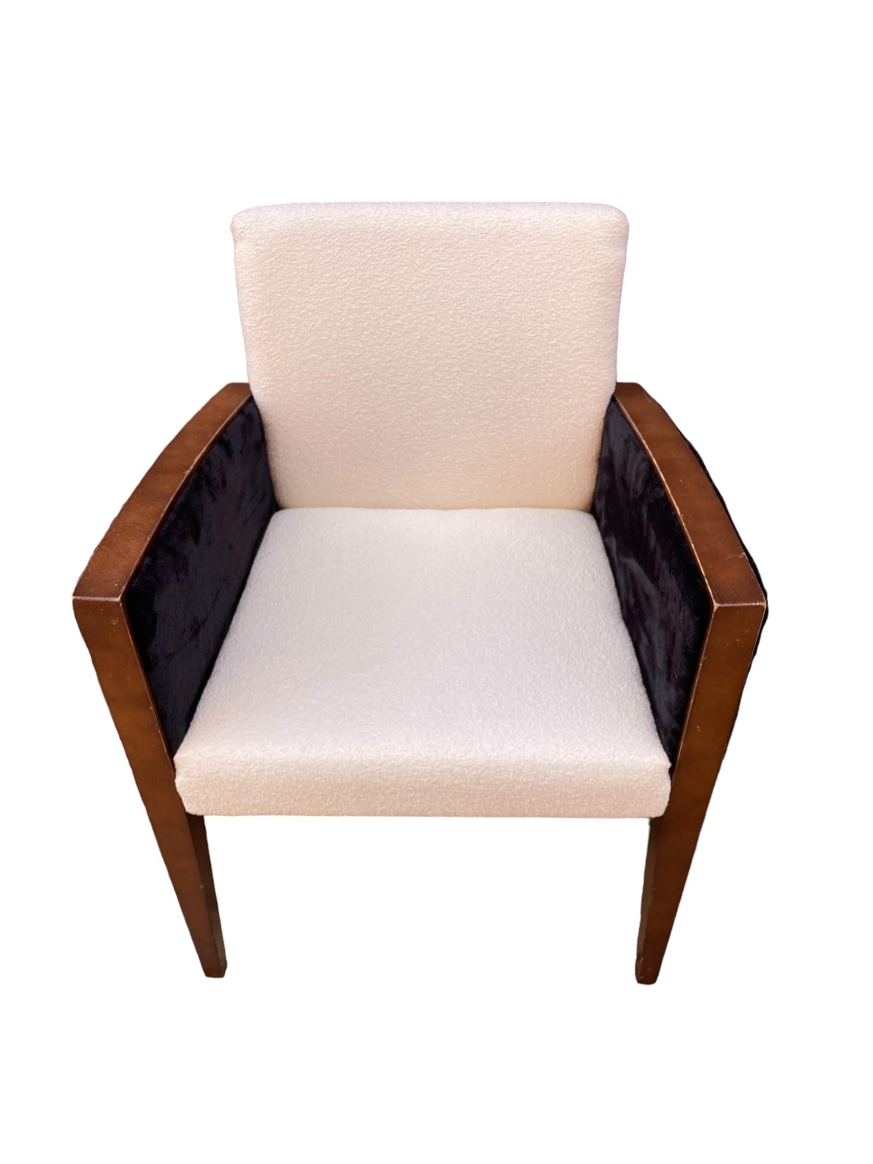 Una coppia di poltrone in stile Art Déco  Rivestito in tessuto bouclé bianco in vendita 3