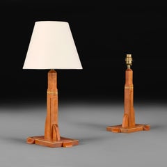 Ein Paar Tischlampen im Art-déco-Stil aus Kirschholz