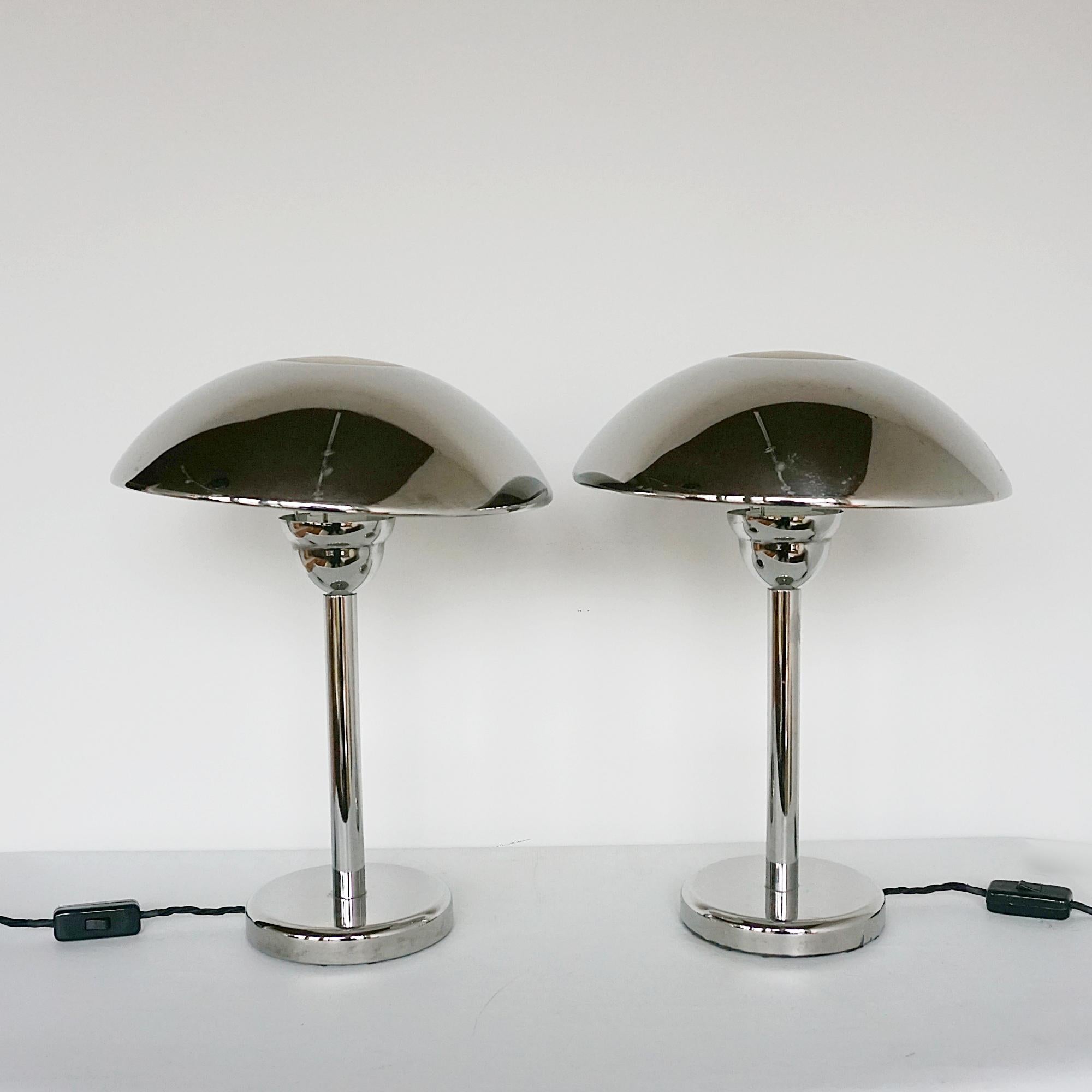 Paire de lampes à dôme de style Art Déco. Tige et base chromées avec un abat-jour en verre dépoli et dôme chromé.

Dimensions : H 46cm D de l'abat-jour 33cm D de la base 15cm

Origine : Français

Date : Circa 1990

Numéro d'article : 0611241

Tous