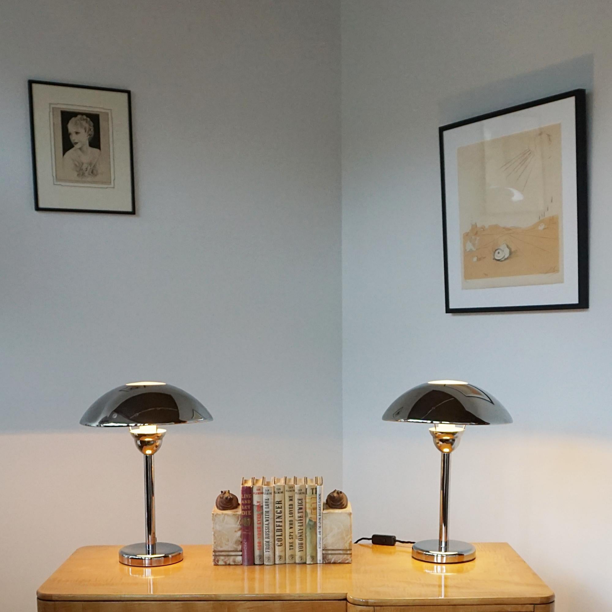 Fin du 20e siècle Paire de lampes de table à dôme chromé de style Art Déco en vente