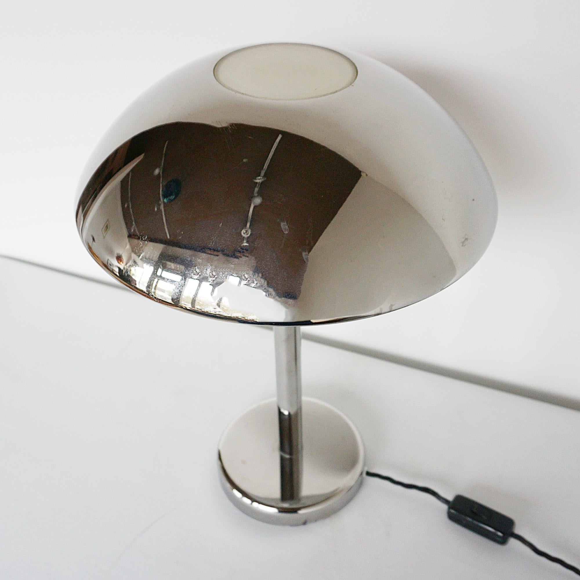 Chrome Paire de lampes de table à dôme chromé de style Art Déco en vente