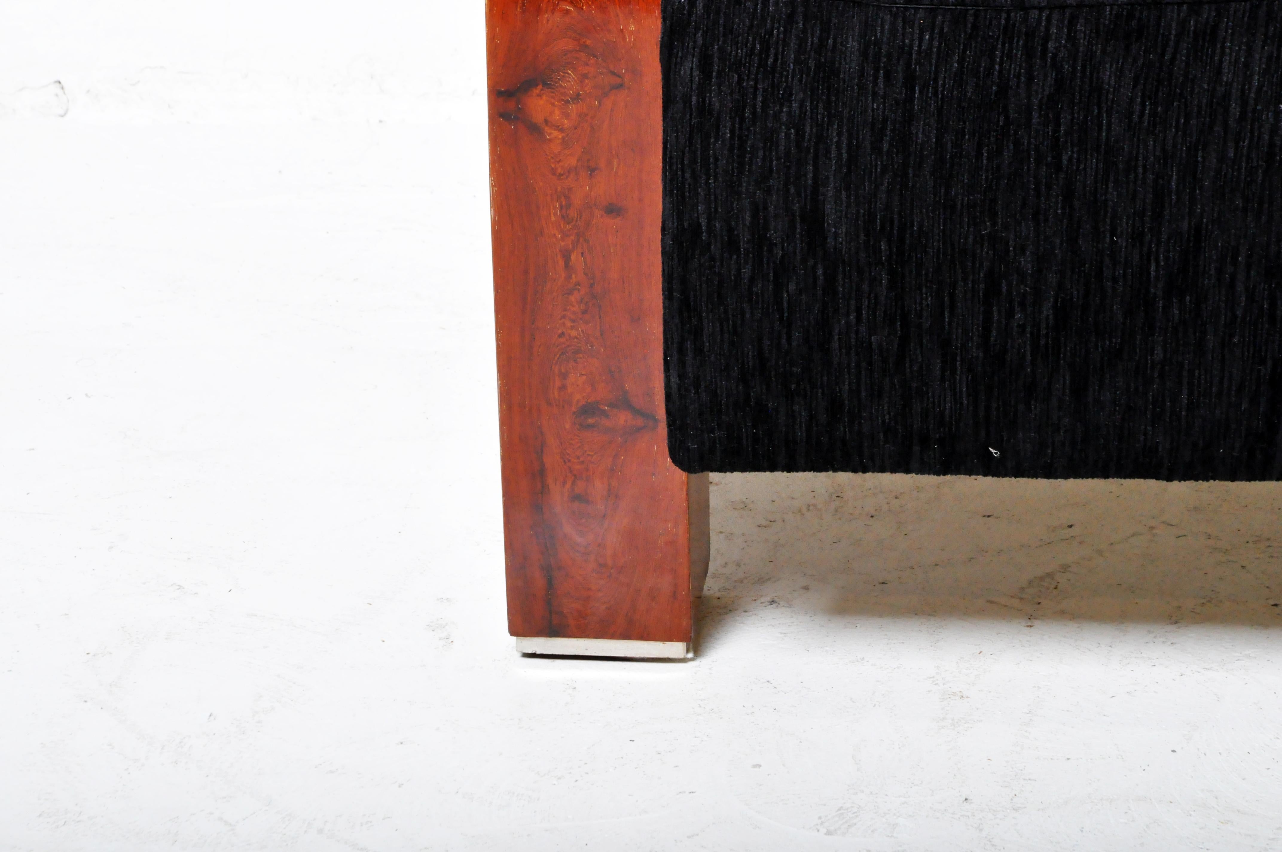 Tissu d'ameublement Paire de fauteuils club de style Art Déco avec bras en bois en vente