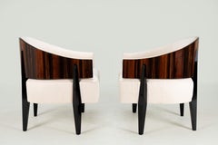 Ein Paar Sessel mit gebogener Rückenlehne im Art-Déco-Stil