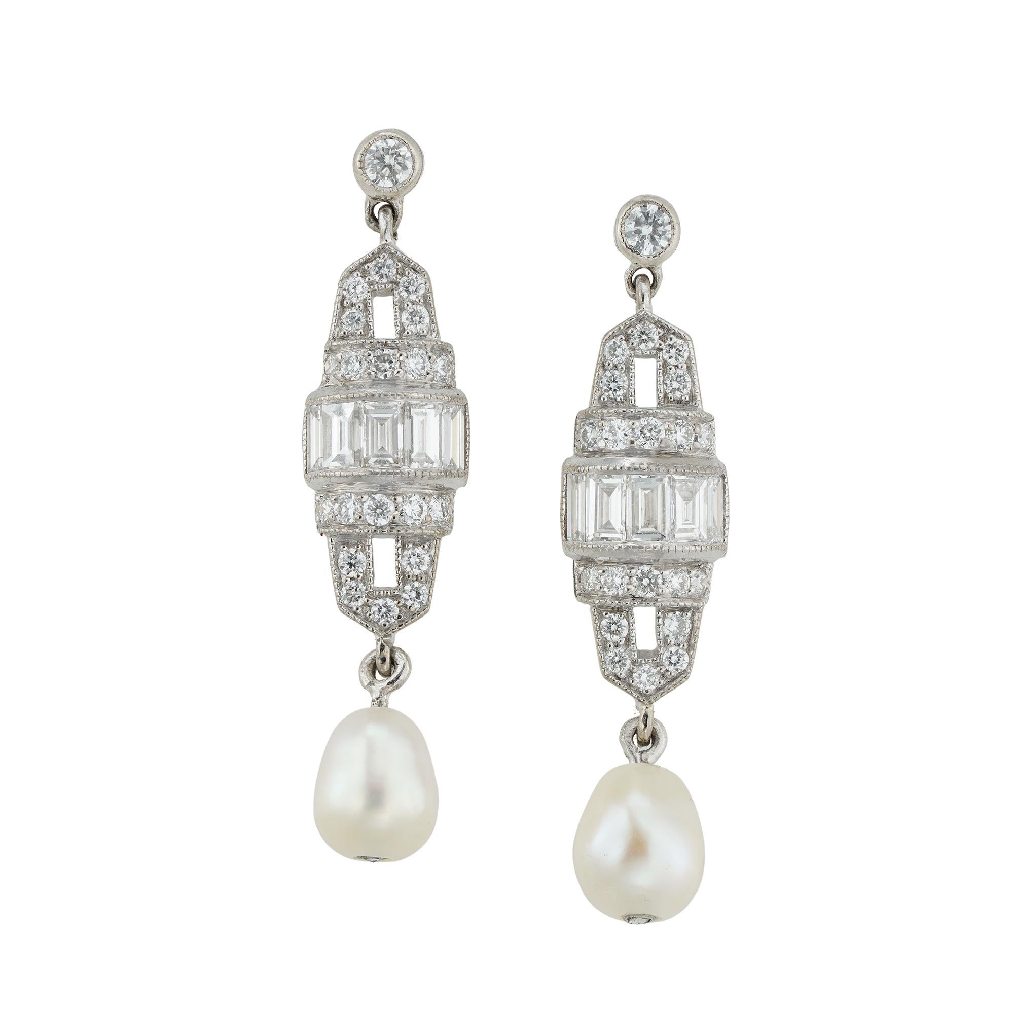 Paar Ohrringe im Art-Deco-Stil mit Diamanten und Perlentropfen (Art déco) im Angebot