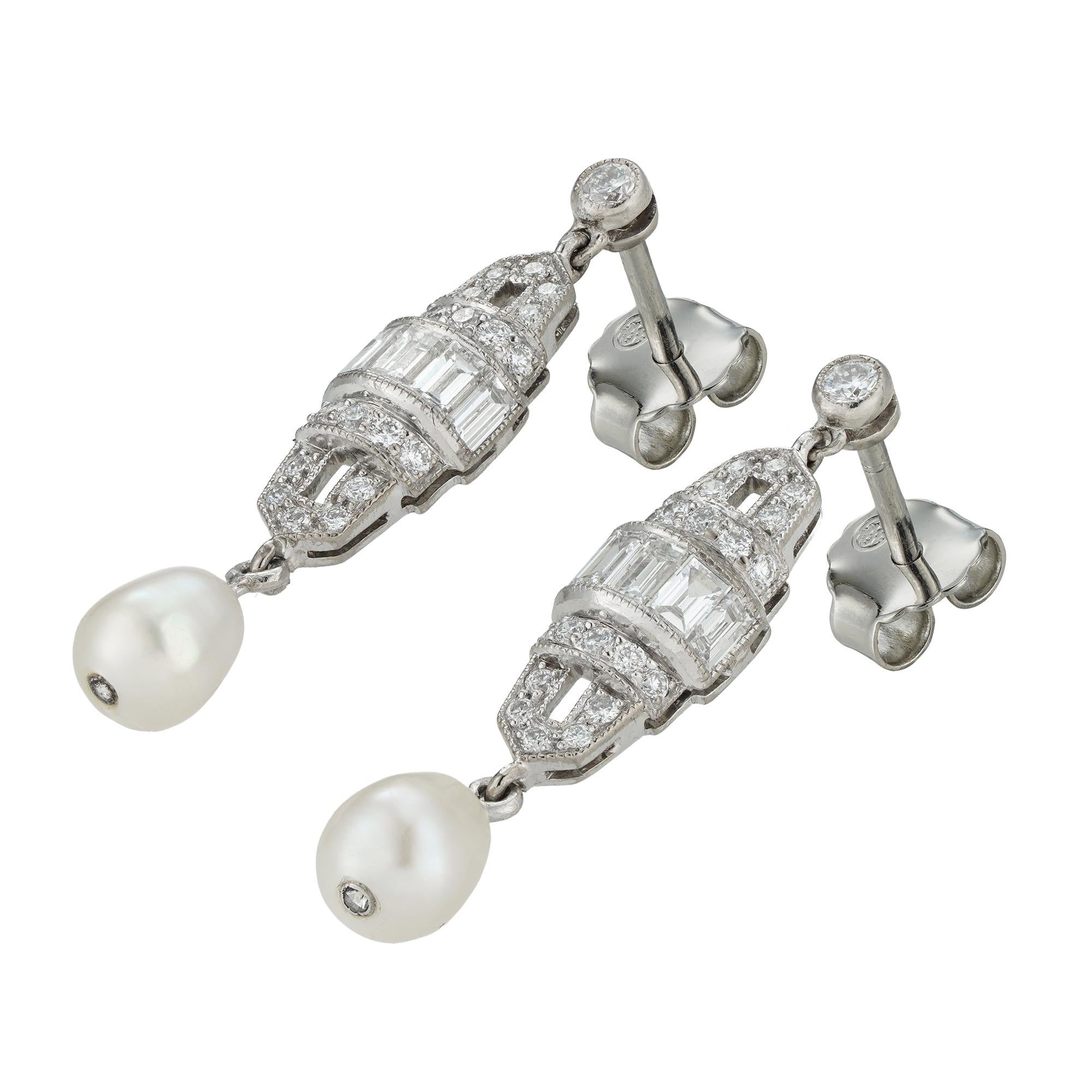 Paar Ohrringe im Art-Deco-Stil mit Diamanten und Perlentropfen (Baguetteschliff) im Angebot