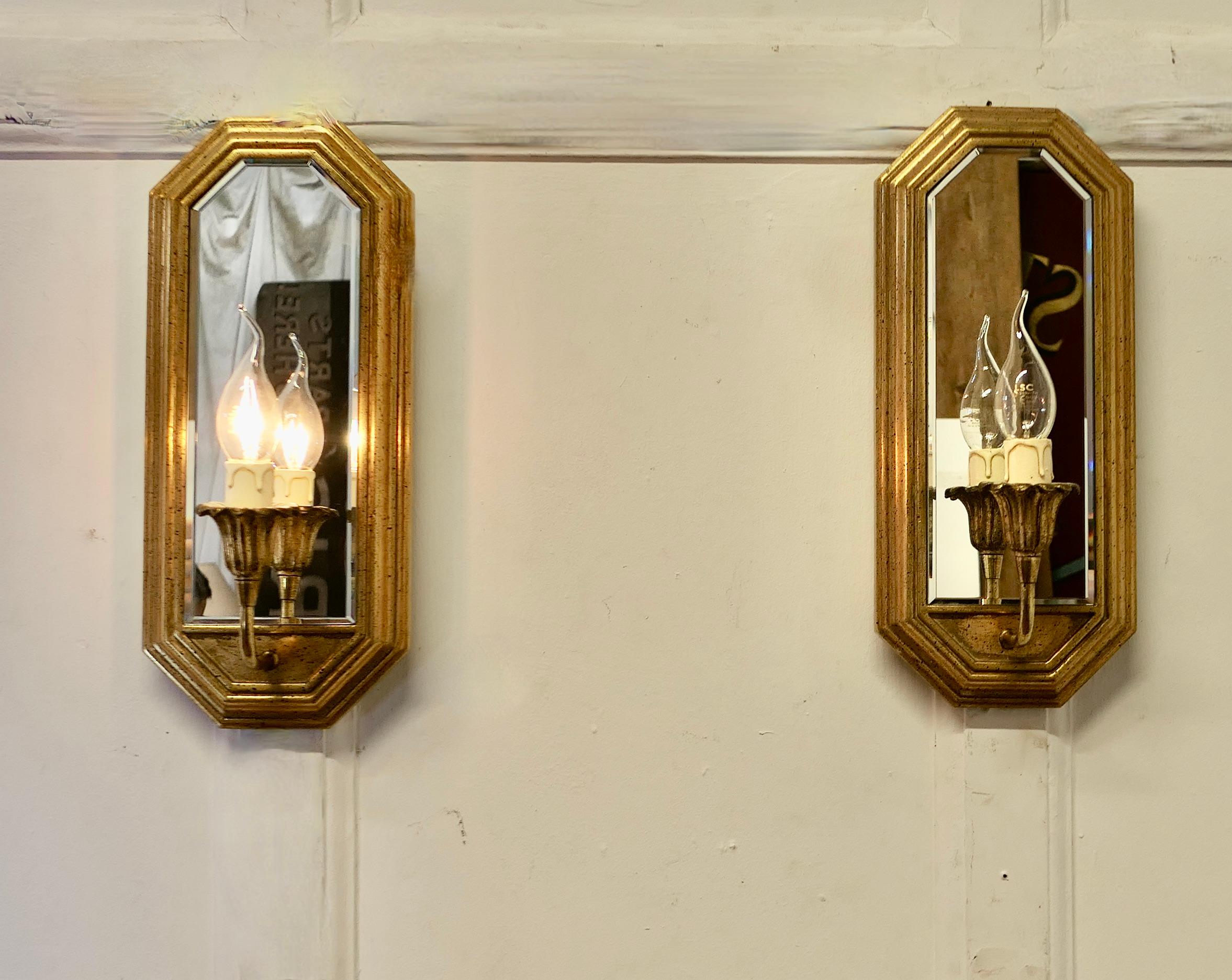 Ein Paar Art Deco Style Girandole Wall Mirror Lights

Ein prächtiges Paar französischer Petite Art Deco Girandole Wandspiegel.
Es handelt sich um sehr attraktive Stücke, die Spiegel aus abgeschrägtem Glas sind lang und achteckig und in einen