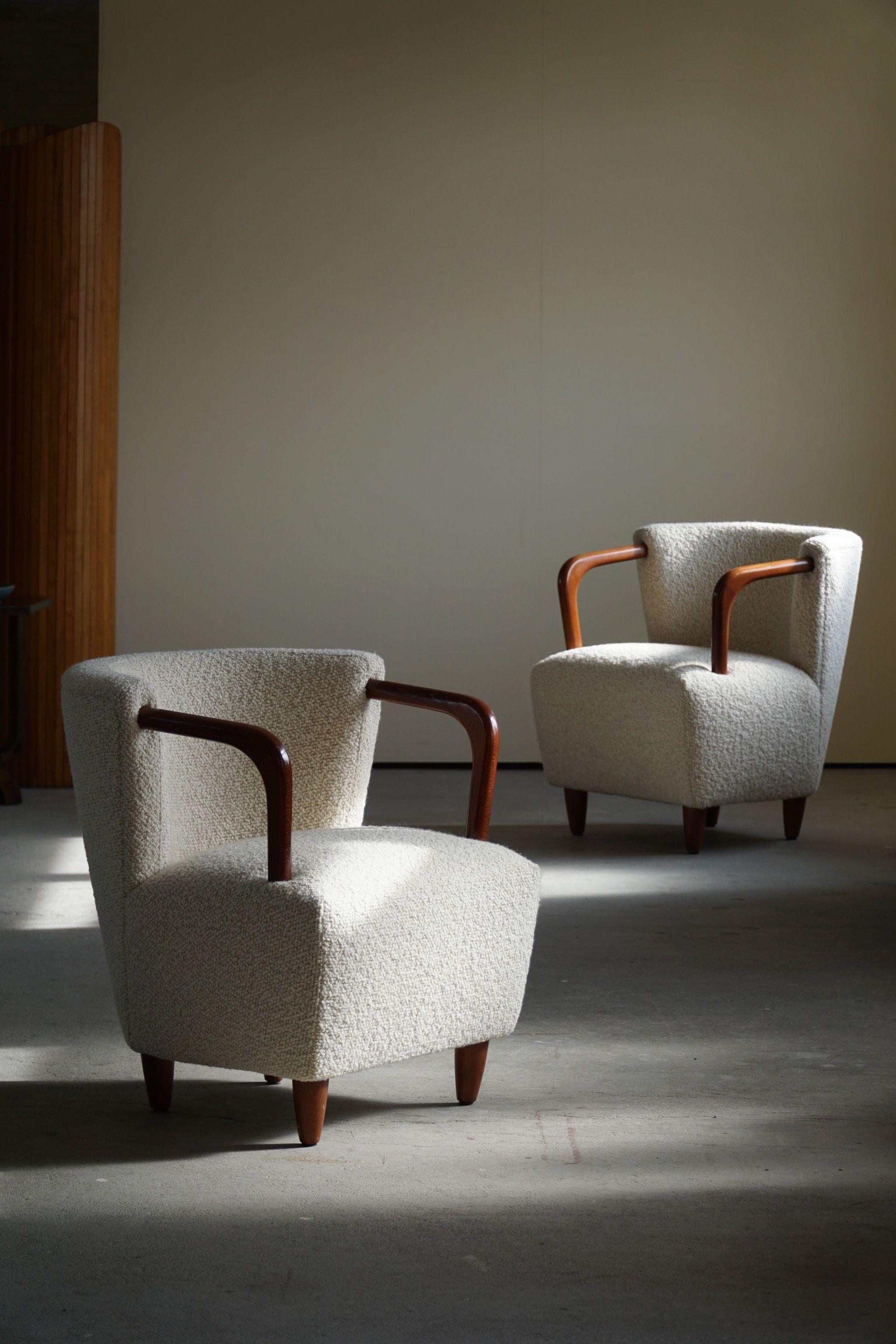 Exceptionel rare pair of Art Deco style lounge chairs, manufactured and designed in Denmark by a Danish Cabinetmaker. Late 20th century.
Reupholstered in luxury Bouclé, Storr 1501 (Eggshell) from BUTE fabric.
The pair is in perfect condition,