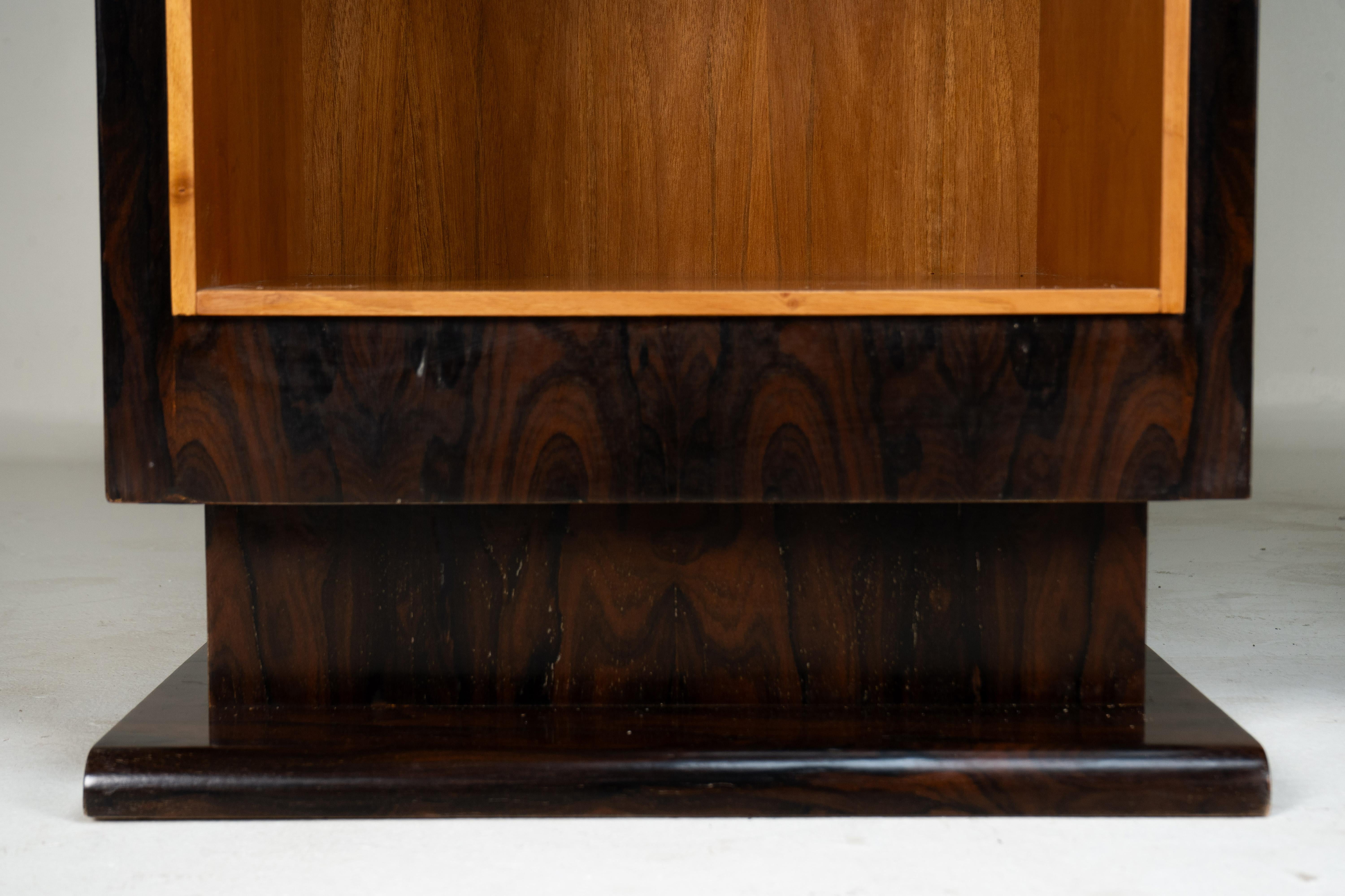 A Pair of Art Deco Tower Display Cases For Sale 3