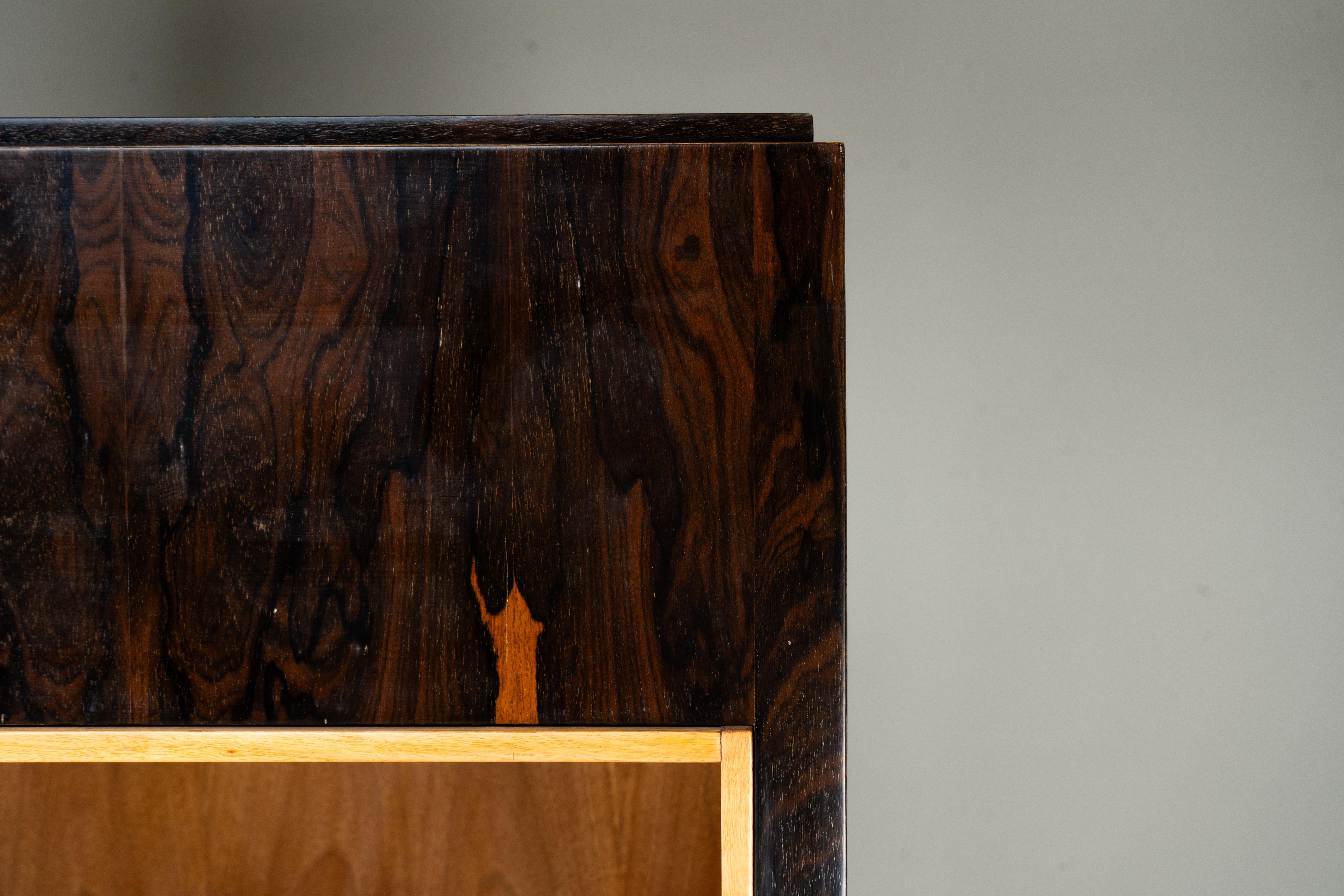 A Pair of Art Deco Tower Display Cases For Sale 5