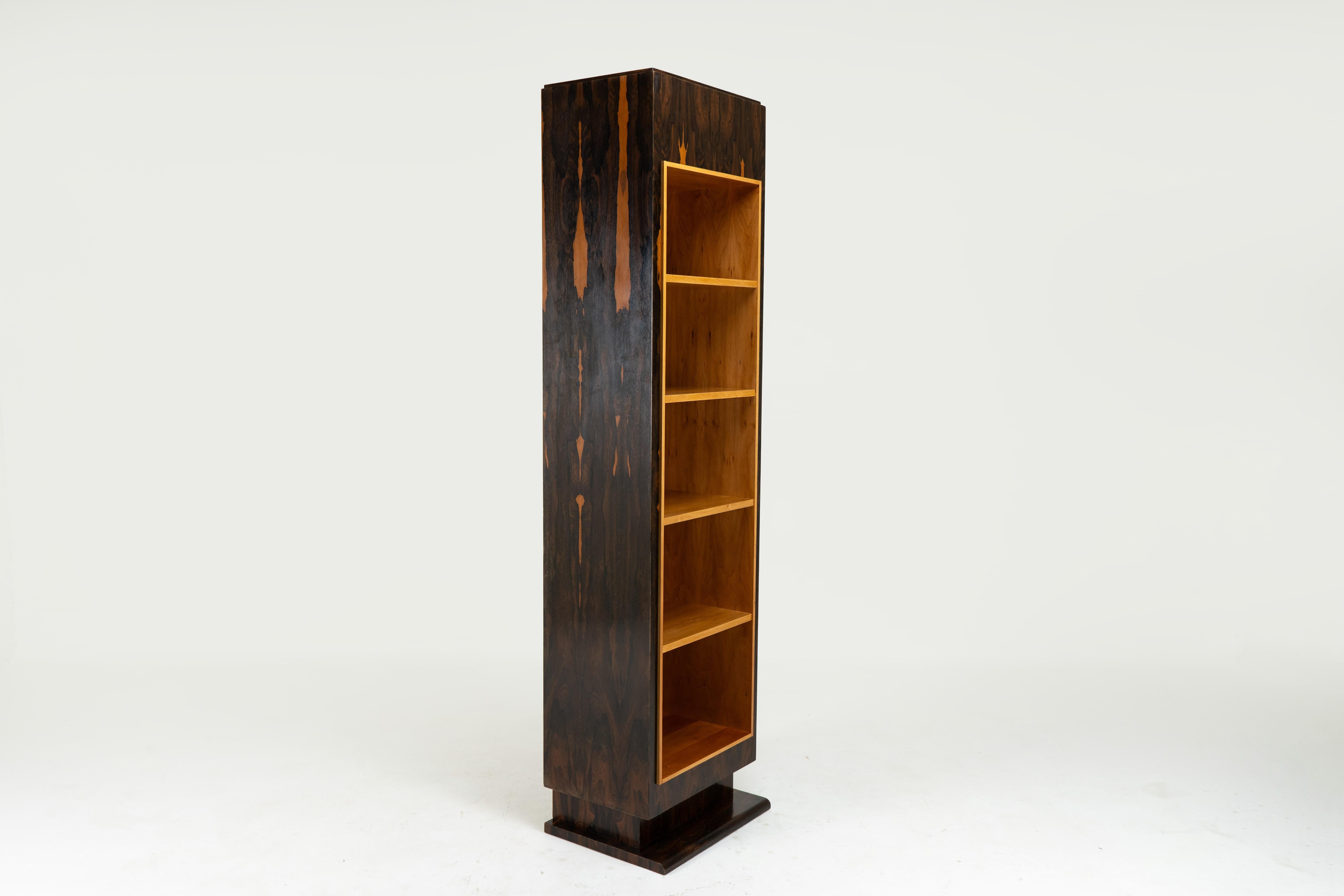 A Pair of Art Deco Tower Display Cases In Good Condition For Sale In Chicago, IL