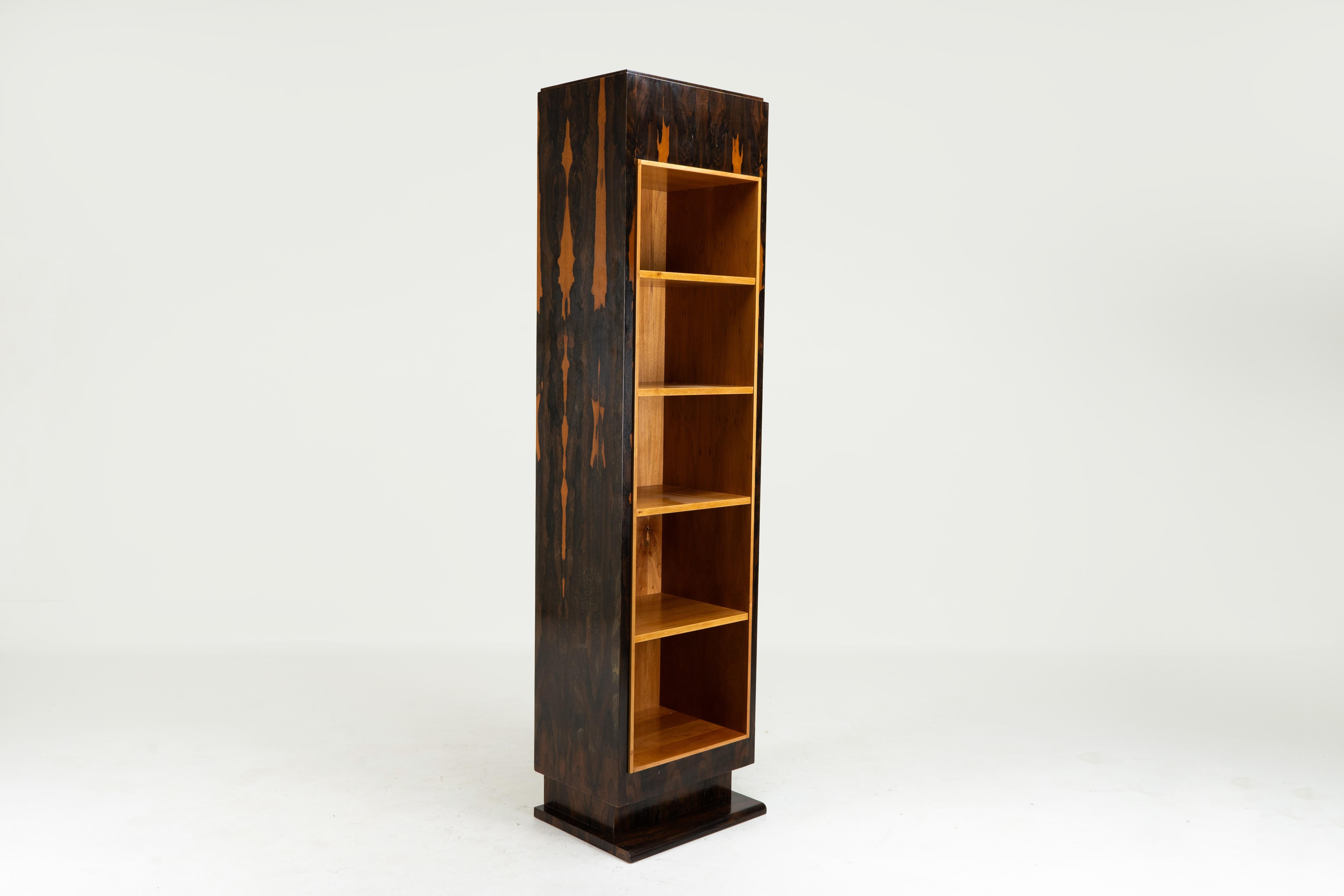 20th Century A Pair of Art Deco Tower Display Cases For Sale