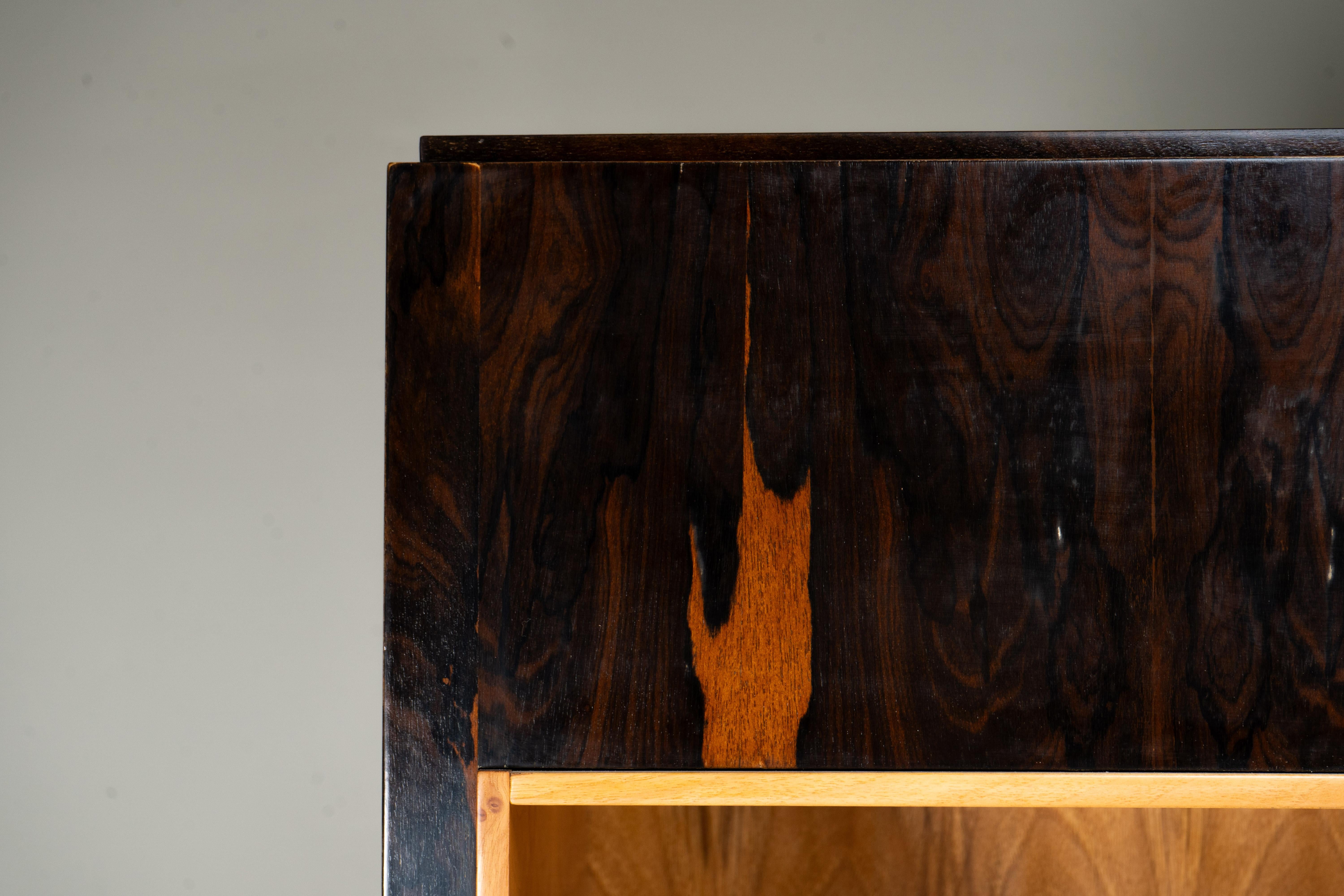 A Pair of Art Deco Tower Display Cases For Sale 1
