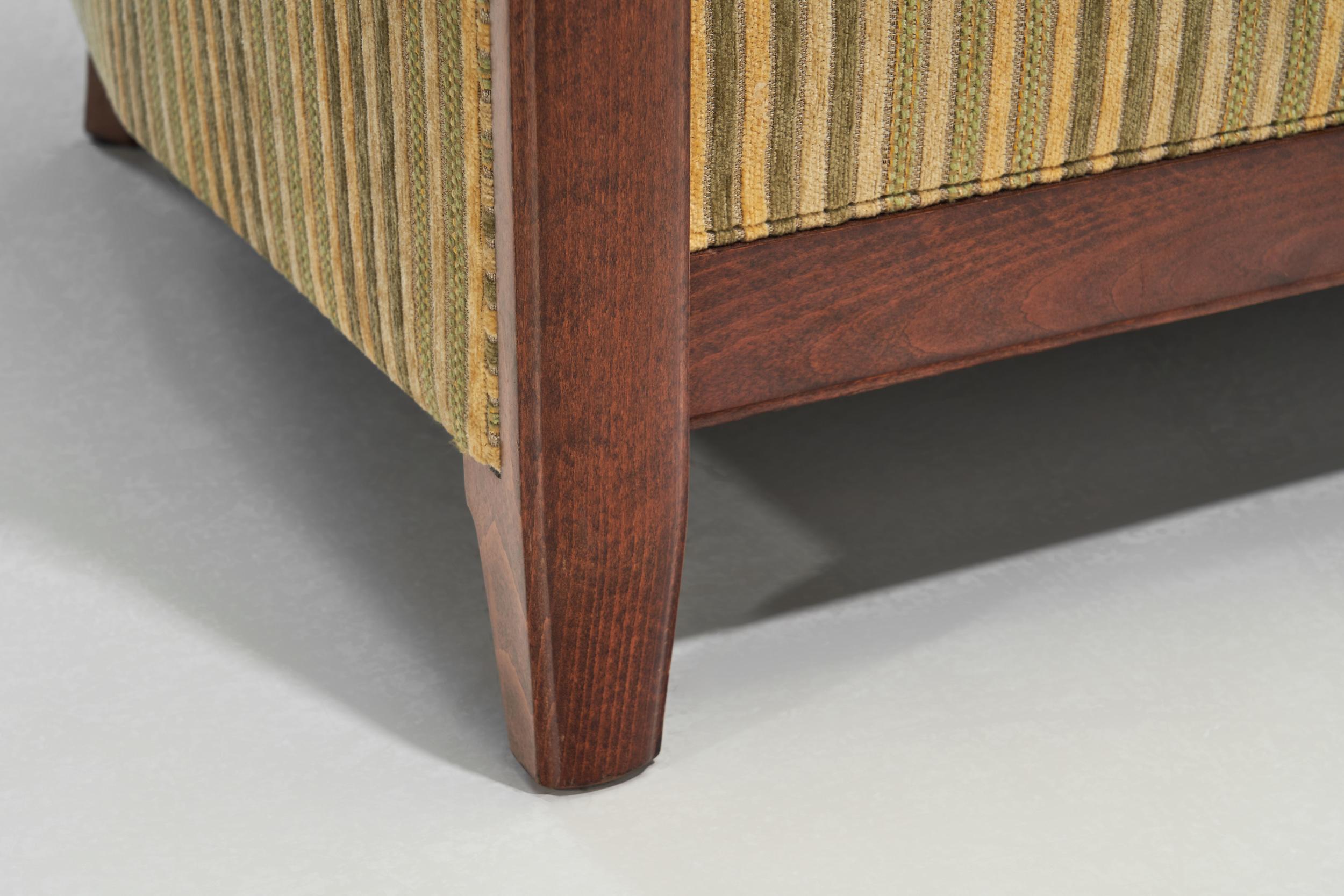 Paire de fauteuils modernistes tapissés par Burov, France, milieu du 20e siècle en vente 11