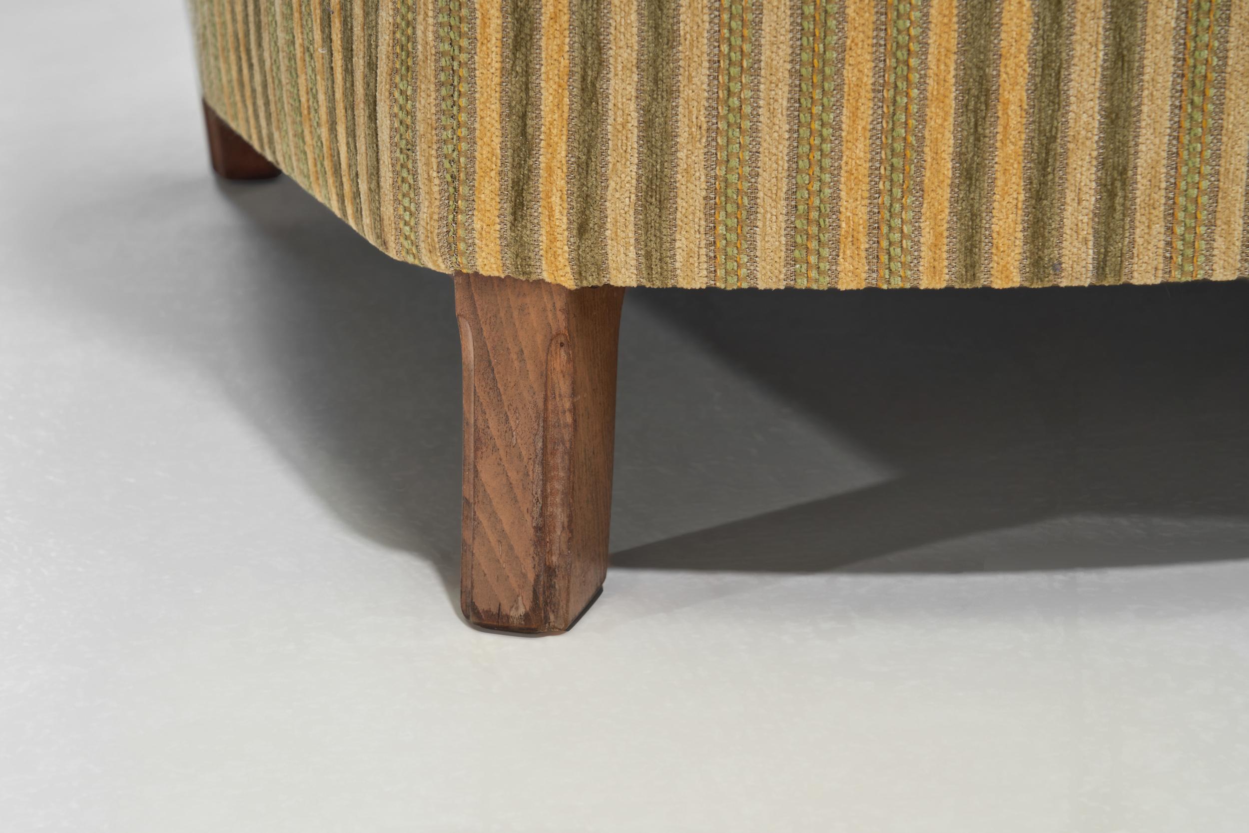 Paire de fauteuils modernistes tapissés par Burov, France, milieu du 20e siècle en vente 12