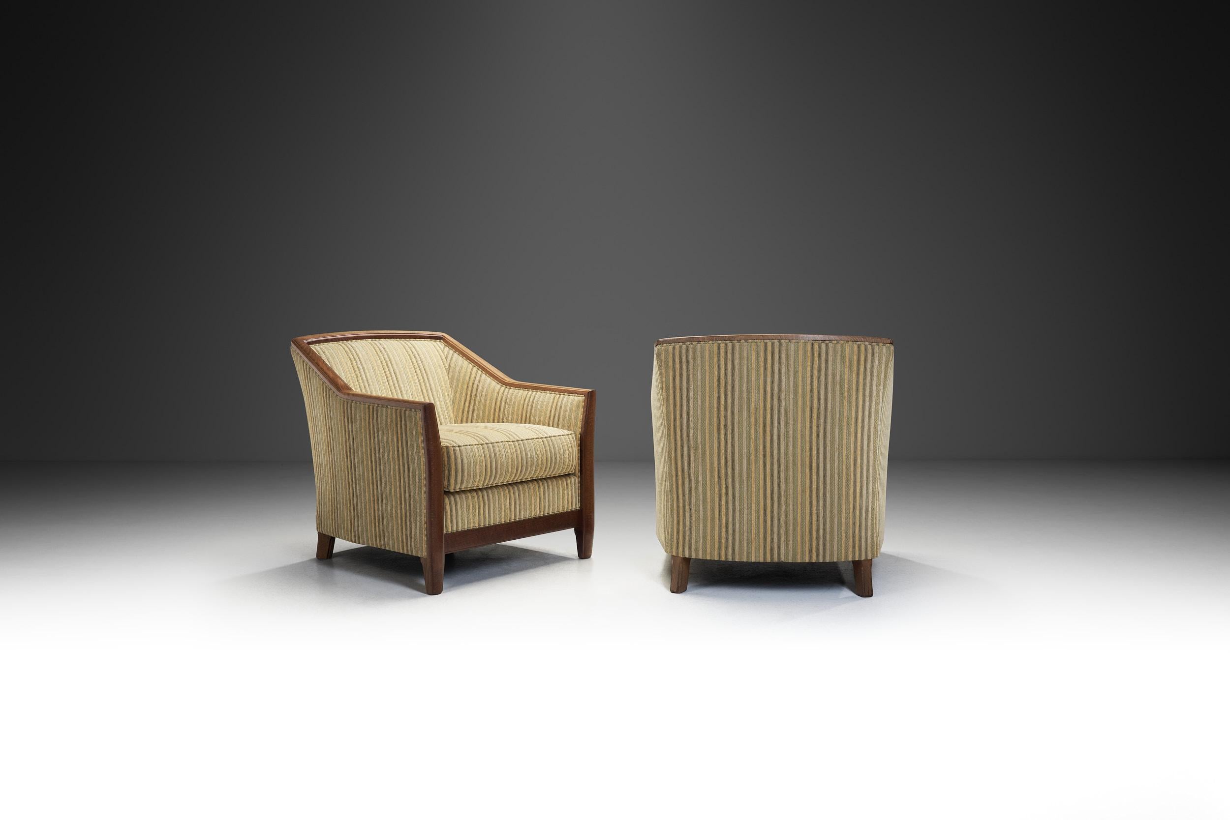 Français Paire de fauteuils modernistes tapissés par Burov, France, milieu du 20e siècle en vente