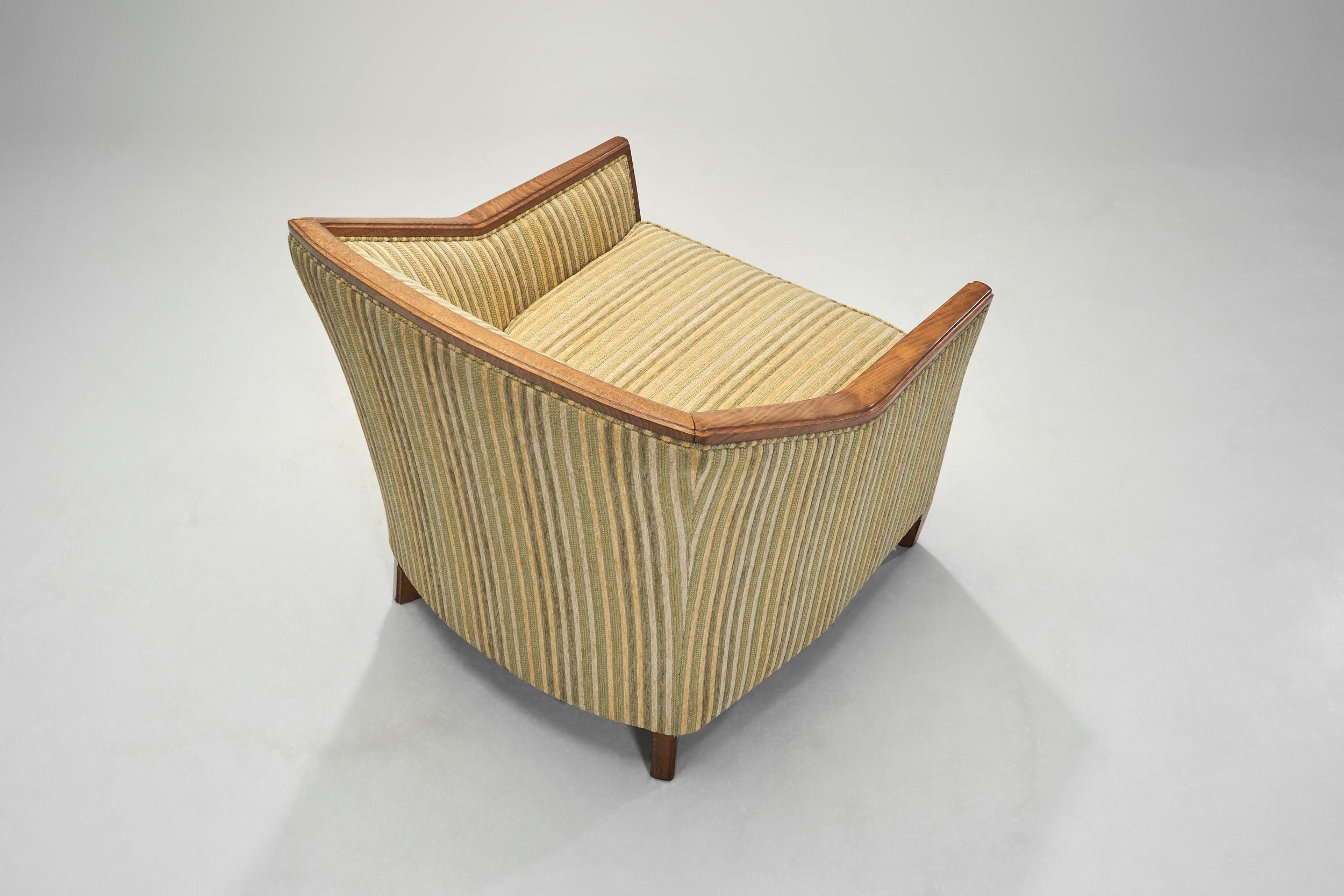 Tissu Paire de fauteuils modernistes tapissés par Burov, France, milieu du 20e siècle en vente