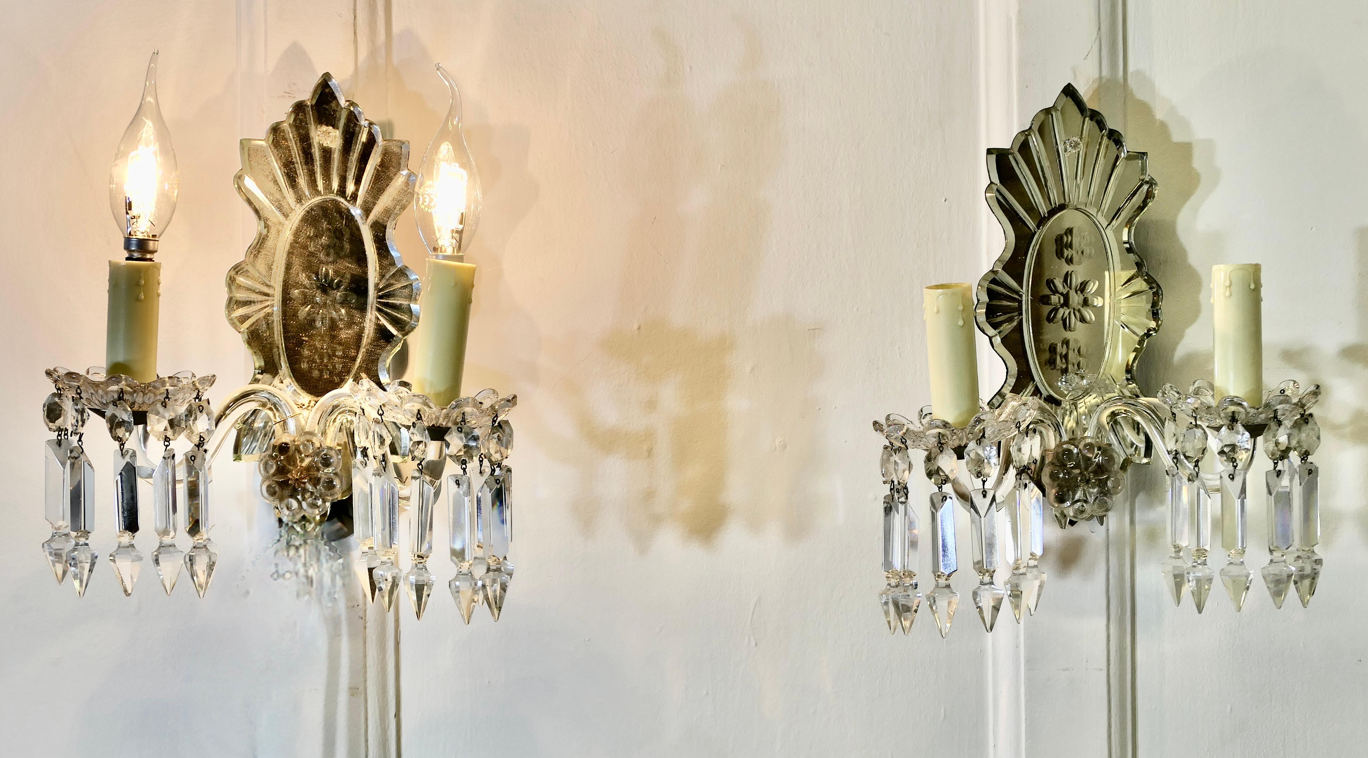  Ein Paar Wandleuchten aus venezianischem Glas Art Deco Girandole 

Ein hervorragendes Paar französischer venezianischer Spiegel-Wand-Doppelleuchten
Dies sind sehr seltene Stücke, die geschliffenen und geätzten Spiegel sind gefasst  mit