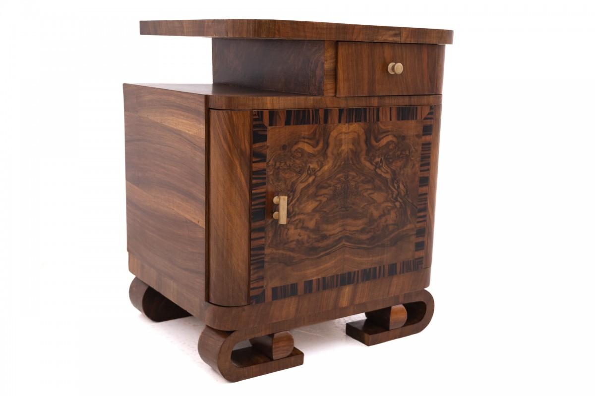 A pair of Art Deco walnut bedside tables. In Good Condition In Chorzów, PL
