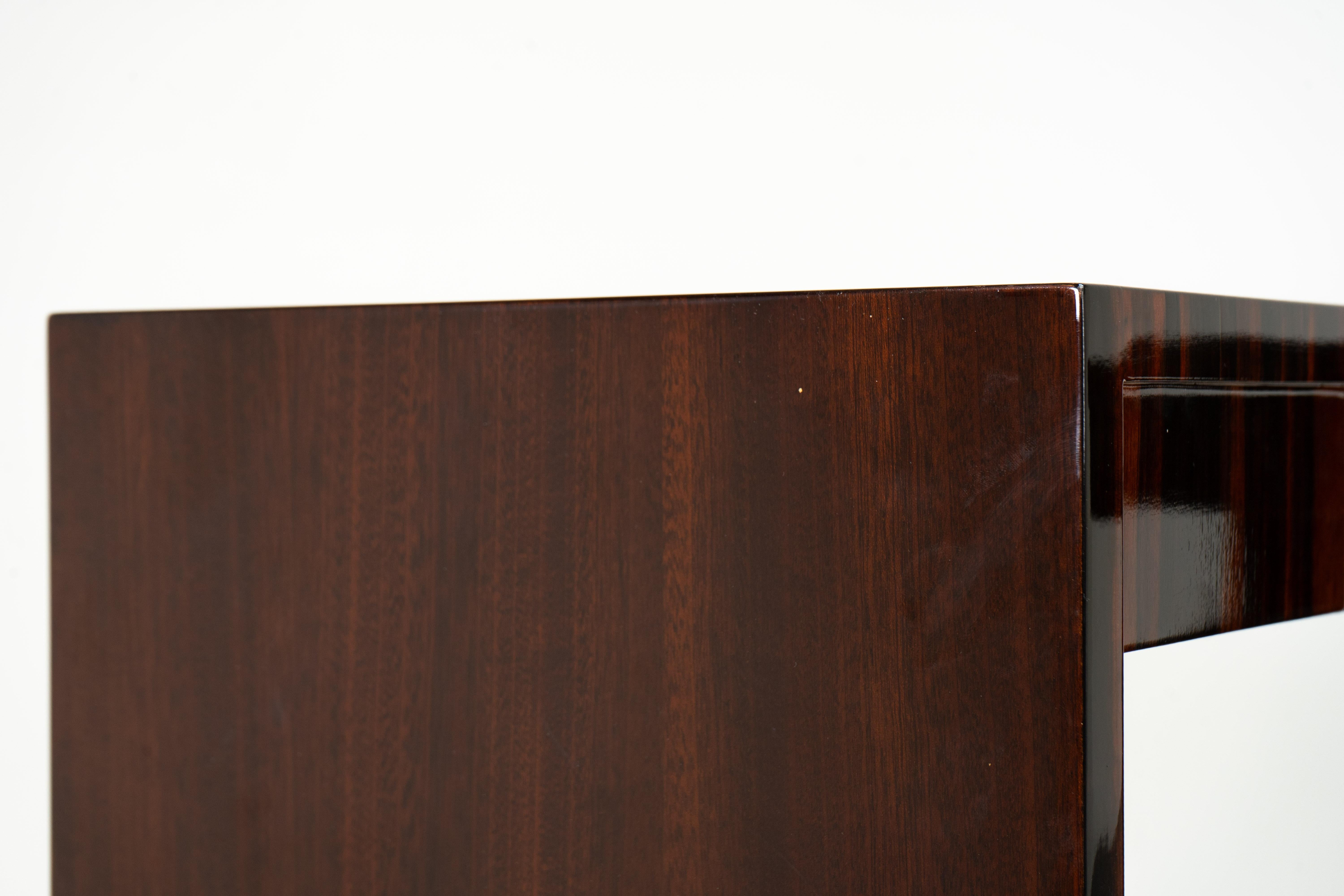 Ein Paar Beistelltische aus Nussbaum im Art-Déco-Stil im Angebot 5