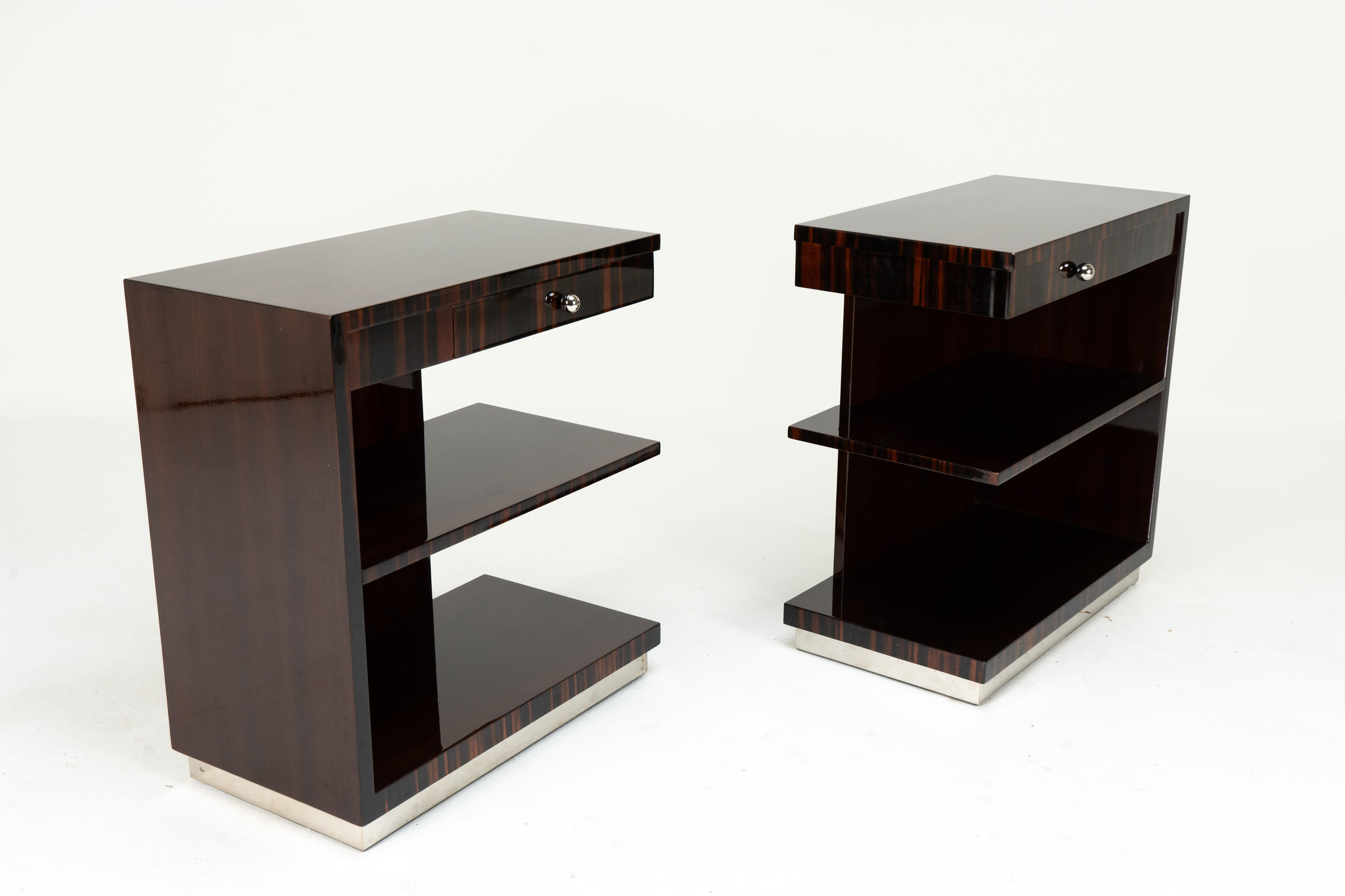 Ein Paar Beistelltische aus Nussbaum im Art-Déco-Stil (Furnier) im Angebot
