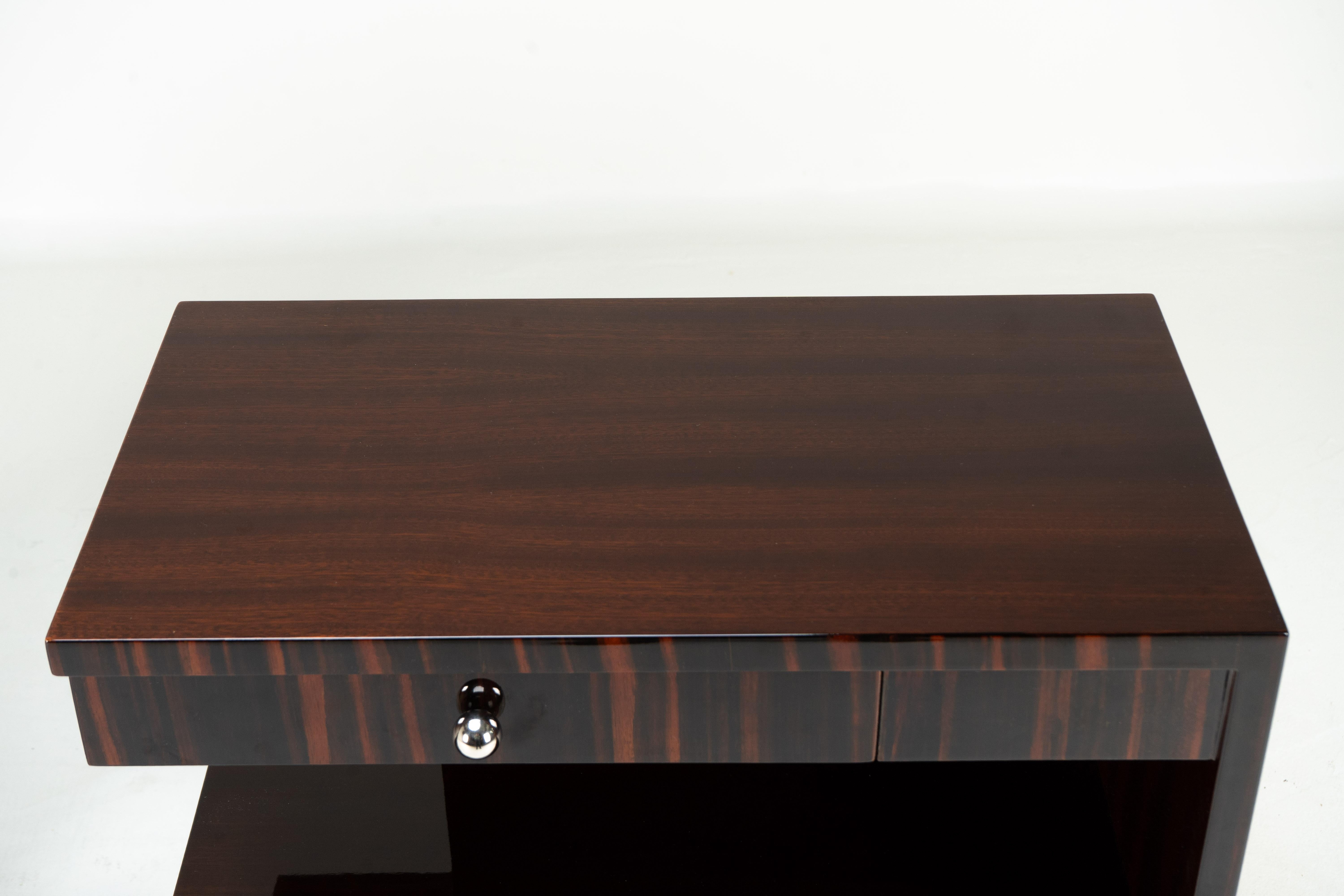 Ein Paar Beistelltische aus Nussbaum im Art-Déco-Stil (20. Jahrhundert) im Angebot