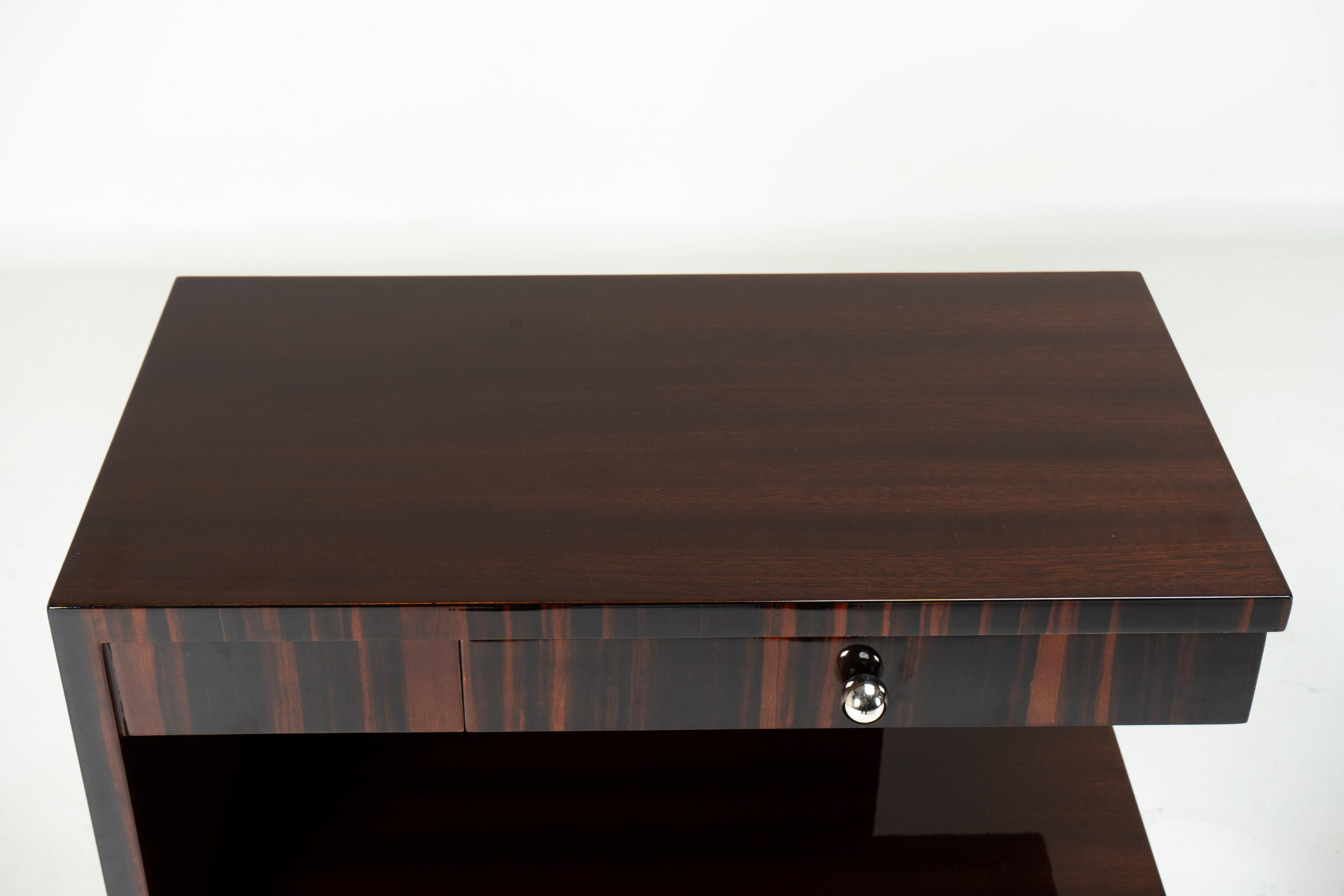 Ein Paar Beistelltische aus Nussbaum im Art-Déco-Stil (Walnuss) im Angebot