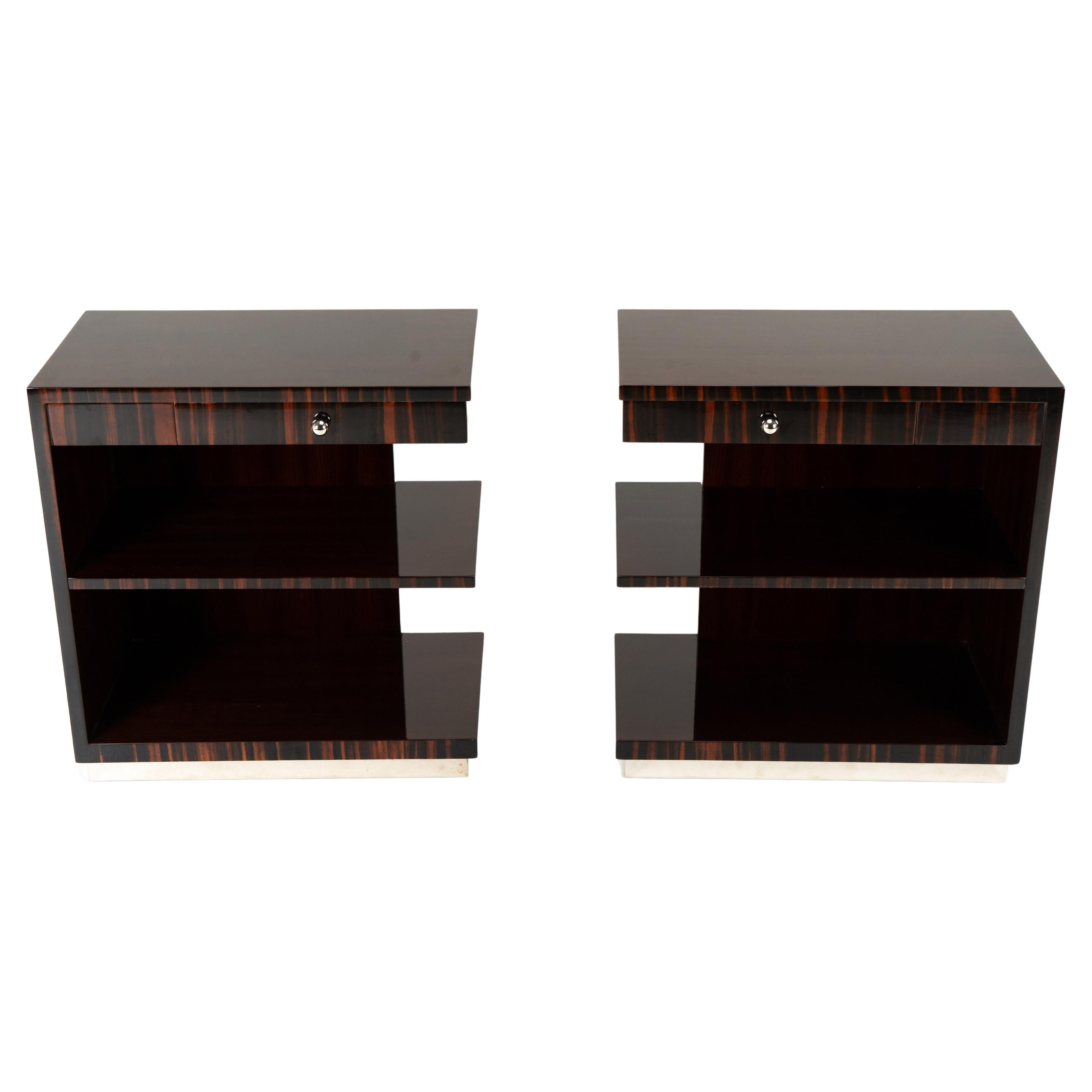 Ein Paar Beistelltische aus Nussbaum im Art-Déco-Stil im Angebot