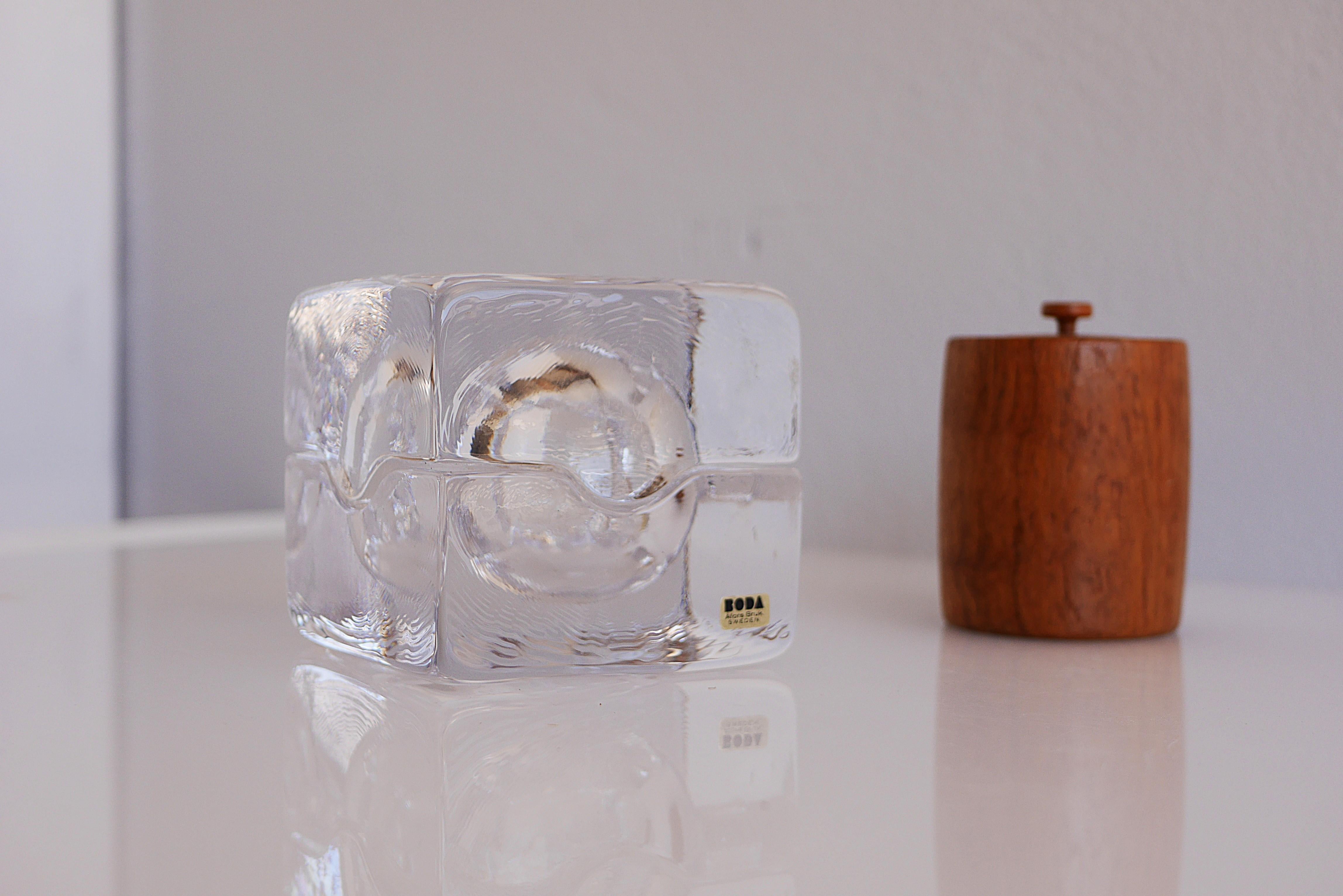 A pair of art glass bowls, known as 