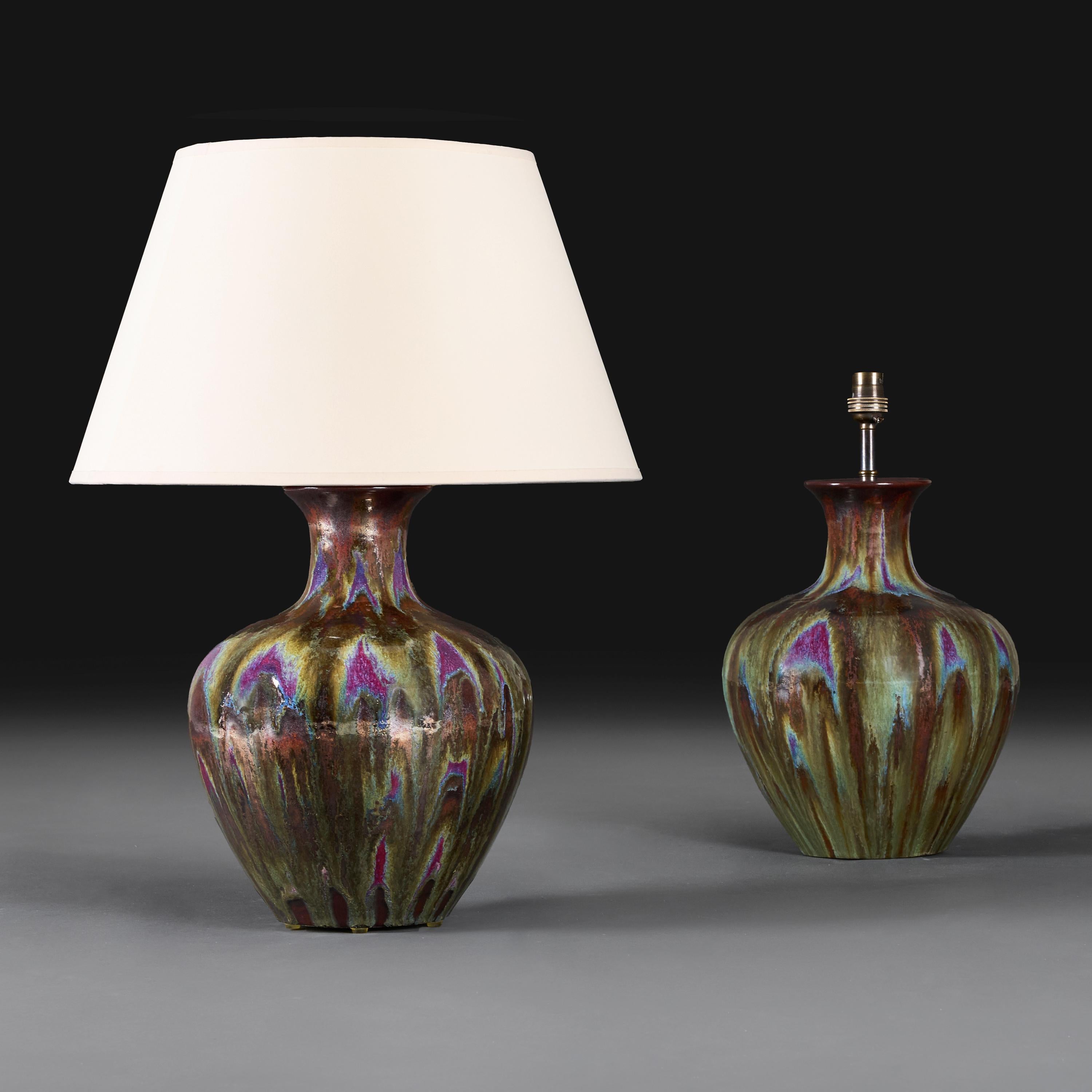 Stati Uniti, circa 1910.

Coppia di vasi a bottiglia a forma di bulbo in stile Art Decor dei primi del Novecento con bordi svasati, decorati con smalto flambé color bronzo con striature viola, ora montati come lampade.  

Altezza 33,00