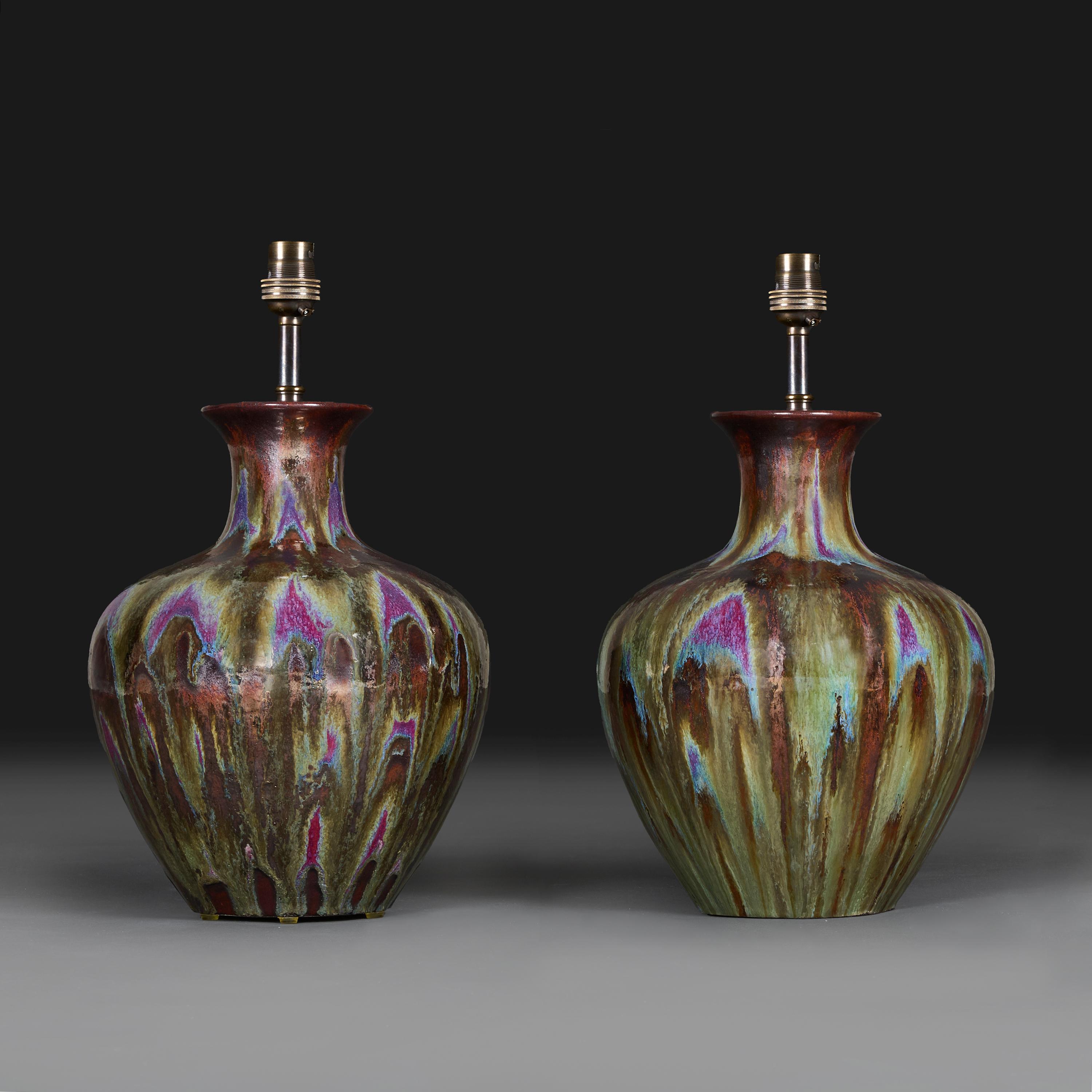 Americano Una coppia di lampade in ceramica Art Nouveau in bronzo e porpora smaltata flambé in vendita