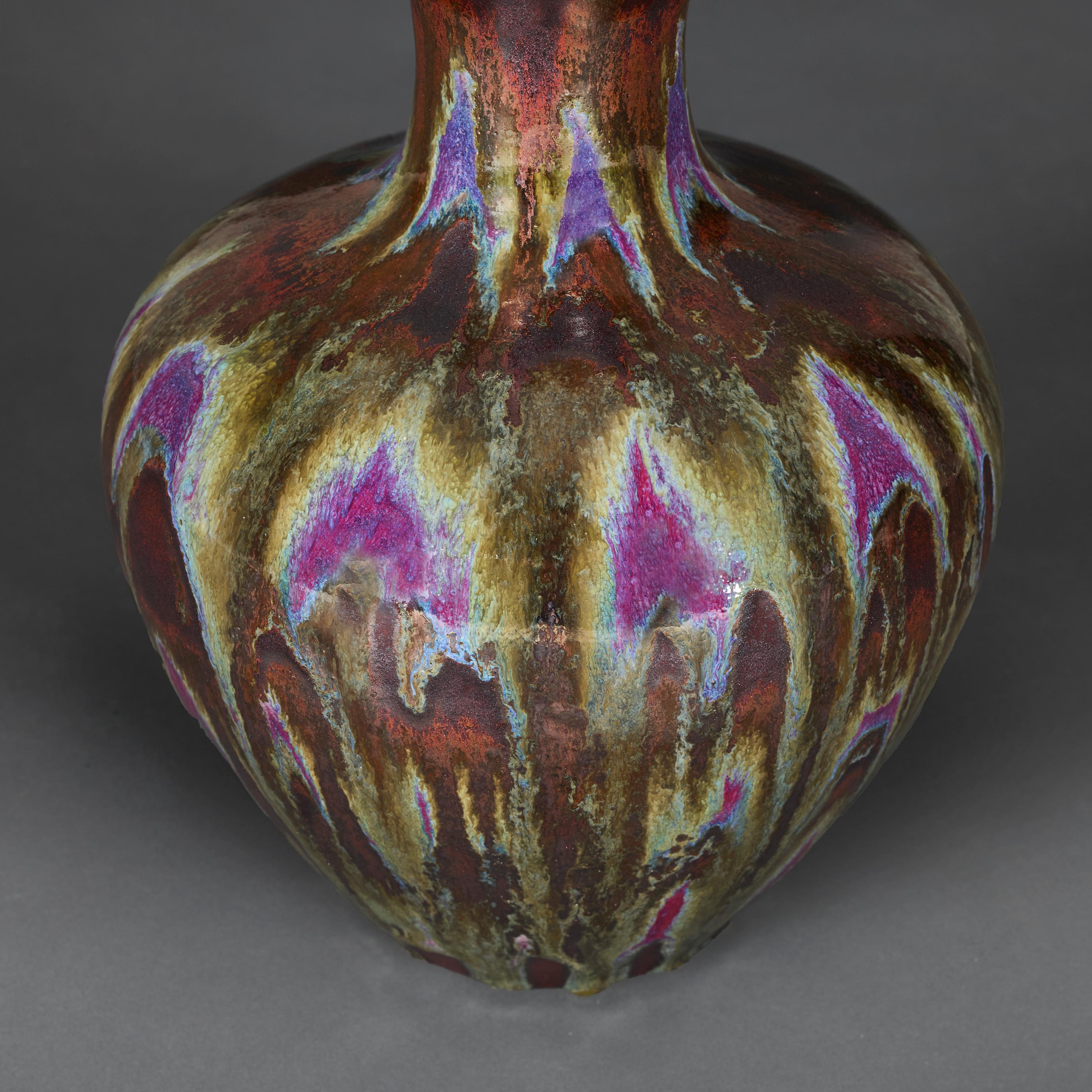 Una coppia di lampade in ceramica Art Nouveau in bronzo e porpora smaltata flambé In condizioni discrete in vendita a London, GB